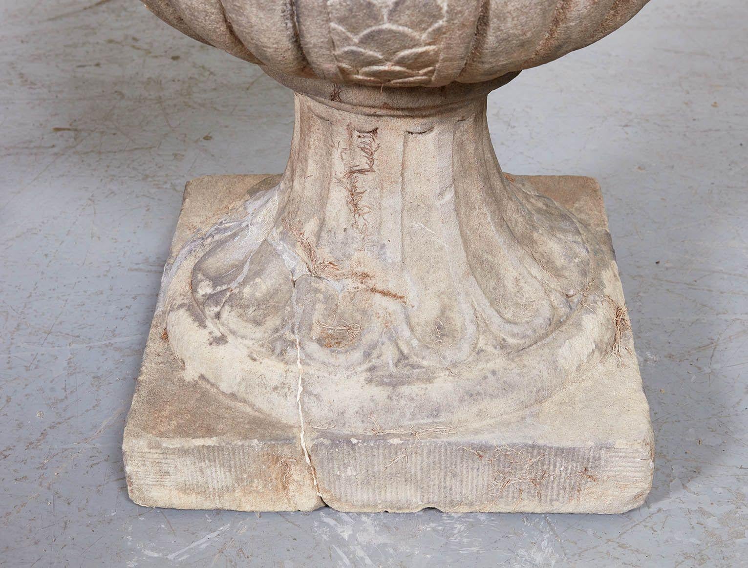 Rare et importante paire d'A.I.C. du XVIIe siècle. Urnes marbre sculpté en vente 7