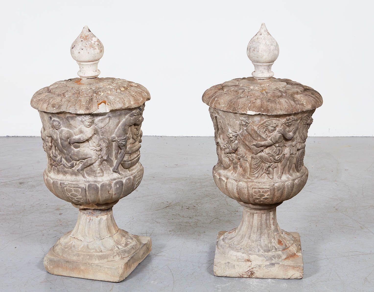 Rare et importante paire d'urnes en marbre du XVIIe siècle provenant de l'atelier de Jan Pieter Van Baurscheit (1649-1728). Le corps est sculpté de scènes mythologiques en bas-relief avec des sculptures de jardinage et d'échelle sur une base carrée,