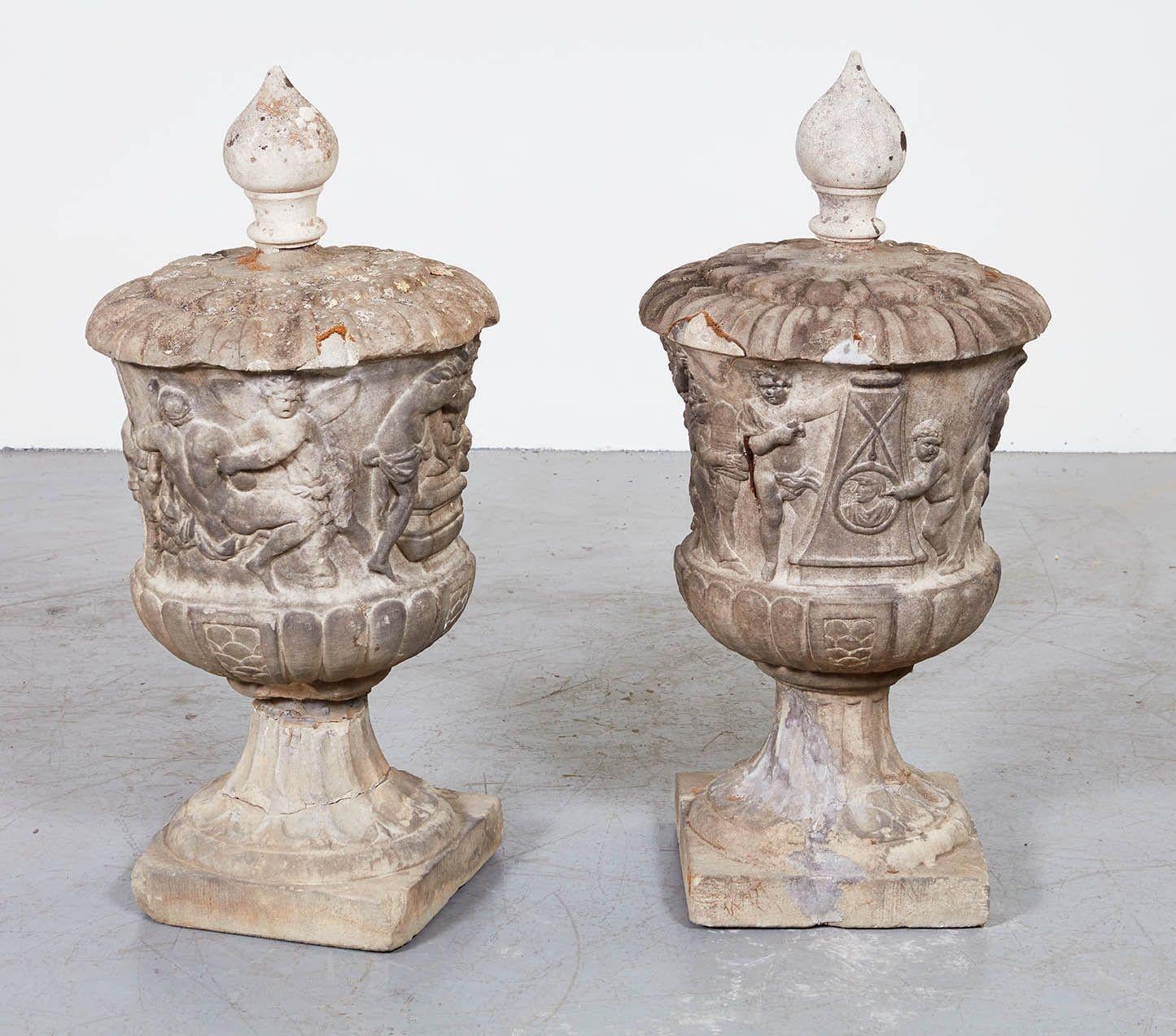 Baroque Rare et importante paire d'A.I.C. du XVIIe siècle. Urnes marbre sculpté en vente