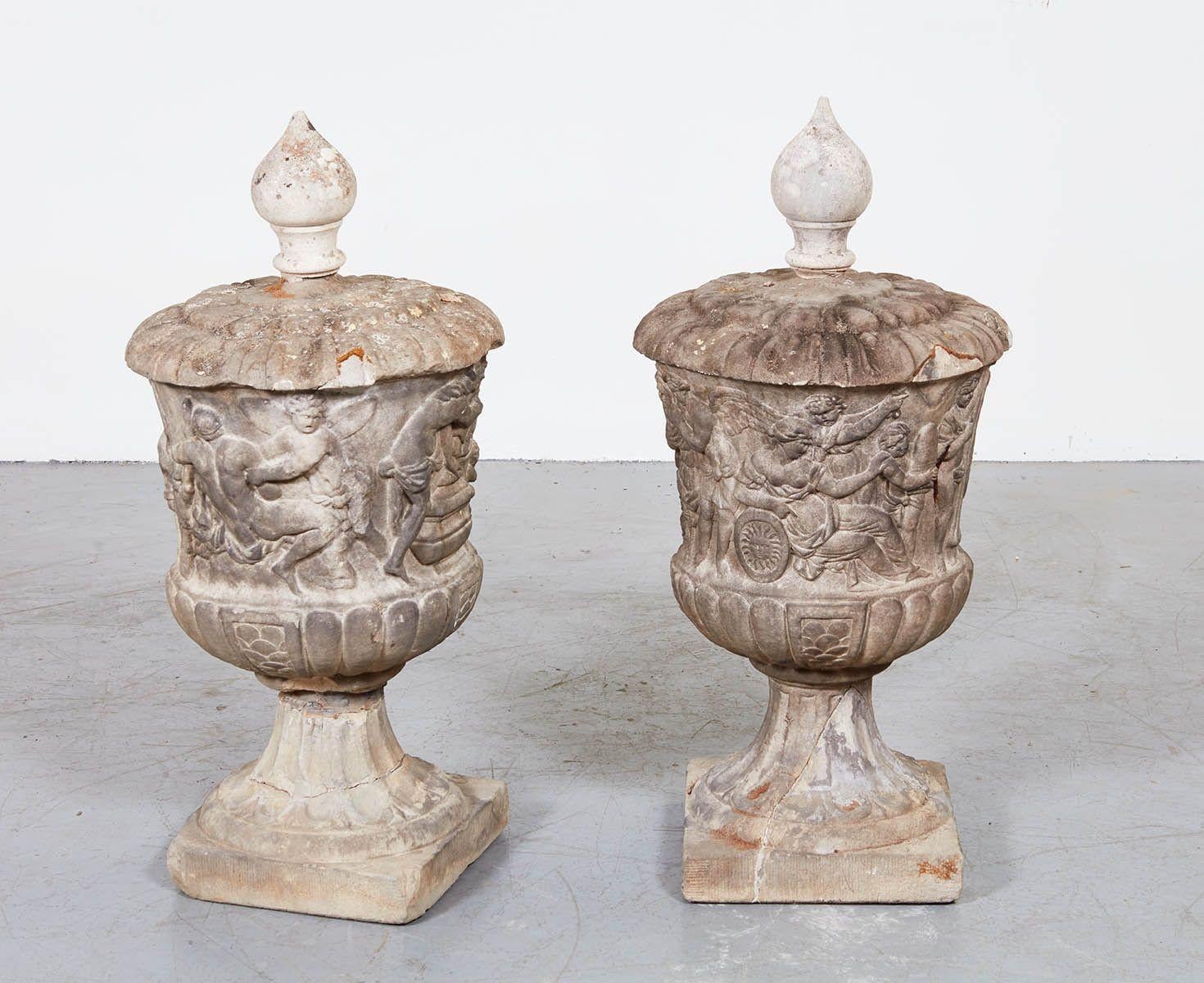 Belge Rare et importante paire d'A.I.C. du XVIIe siècle. Urnes marbre sculpté en vente