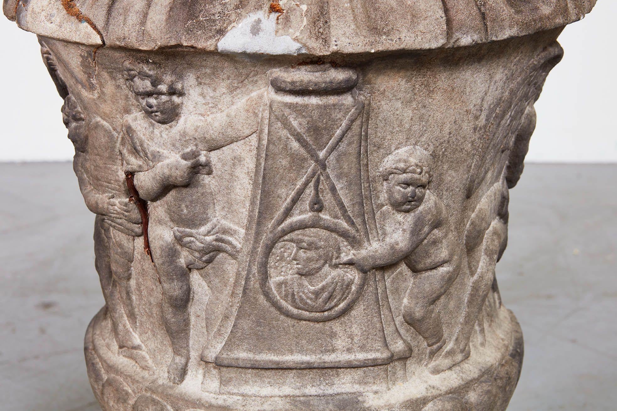 Rare et importante paire d'A.I.C. du XVIIe siècle. Urnes marbre sculpté Abîmé - En vente à Greenwich, CT
