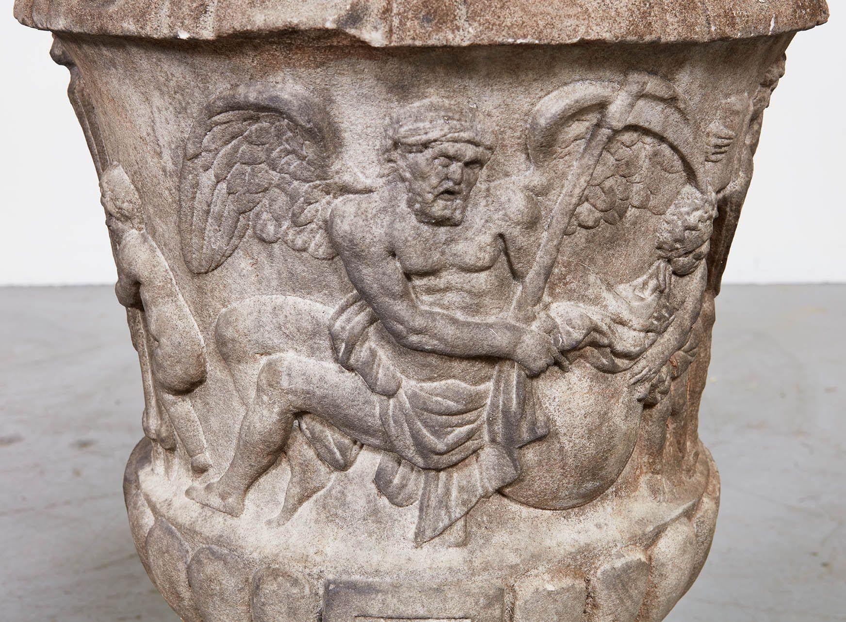 Fin du XVIIe siècle Rare et importante paire d'A.I.C. du XVIIe siècle. Urnes marbre sculpté en vente