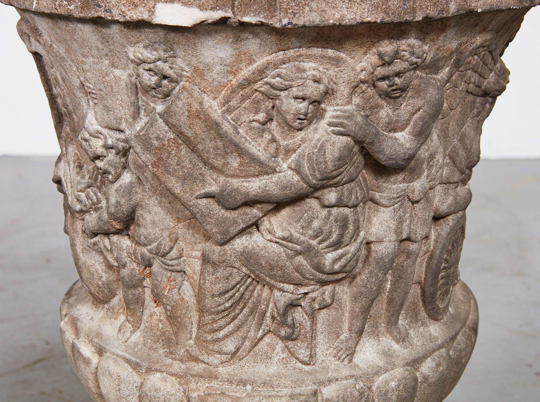 Marbre Rare et importante paire d'A.I.C. du XVIIe siècle. Urnes marbre sculpté en vente