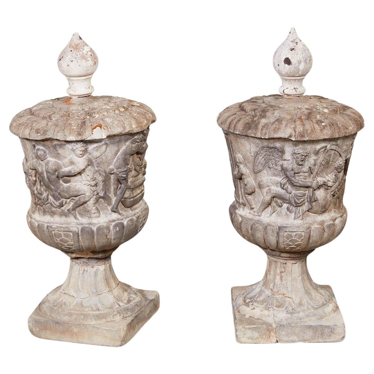Rare et importante paire d'A.I.C. du XVIIe siècle. Urnes marbre sculpté en vente