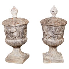 Rara e importante coppia di oggetti del 17° secolo. Urne in marmo intagliato