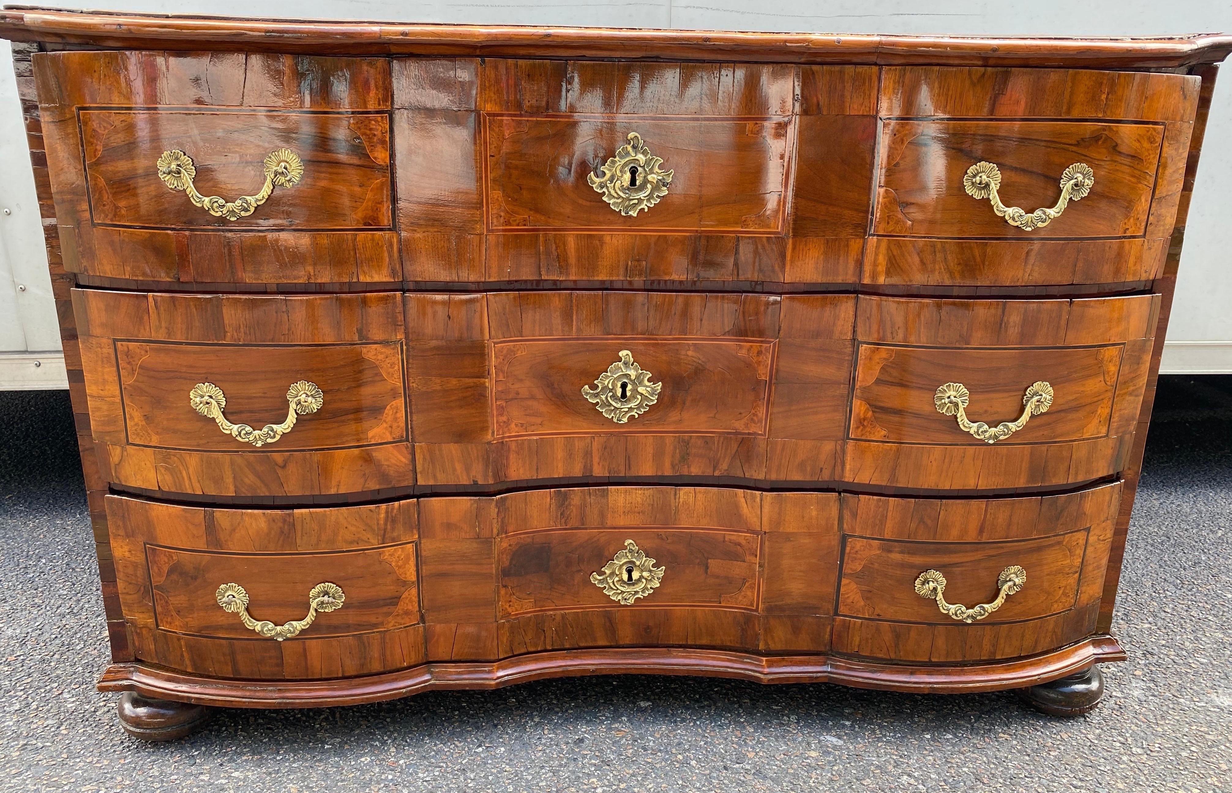 Early 18th Century Northern Italian 3-Drawer Walnut Commode For Sale 5