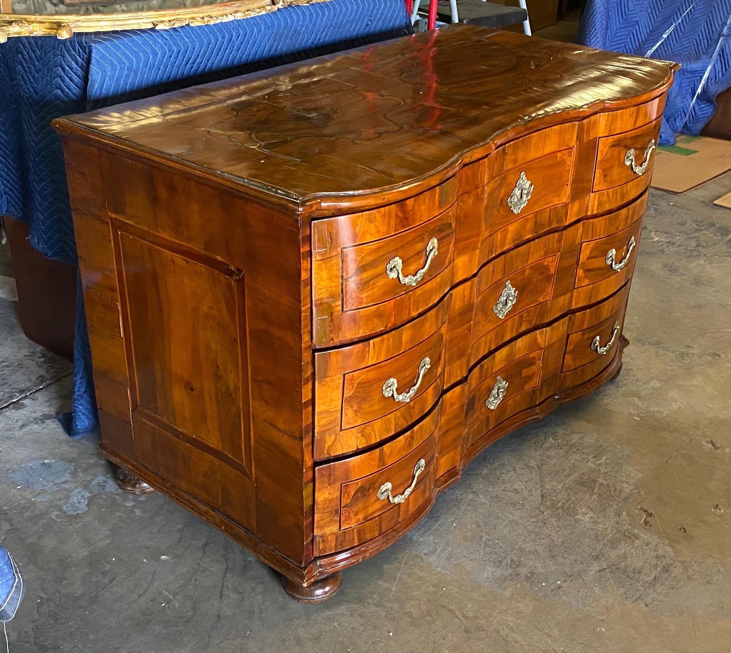 Early 18th Century Northern Italian 3-Drawer Walnut Commode For Sale 7