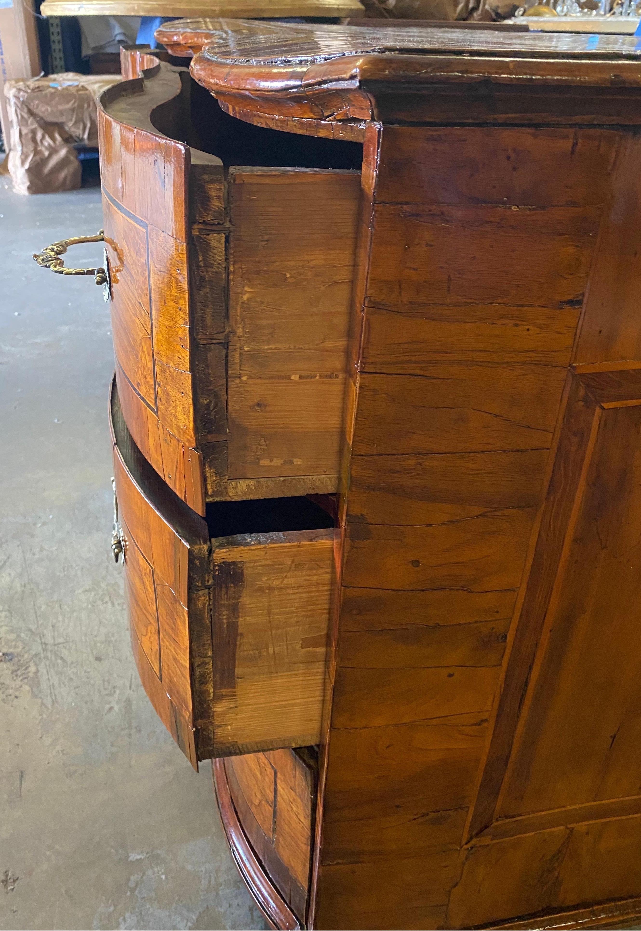 Early 18th Century Northern Italian 3-Drawer Walnut Commode For Sale 8