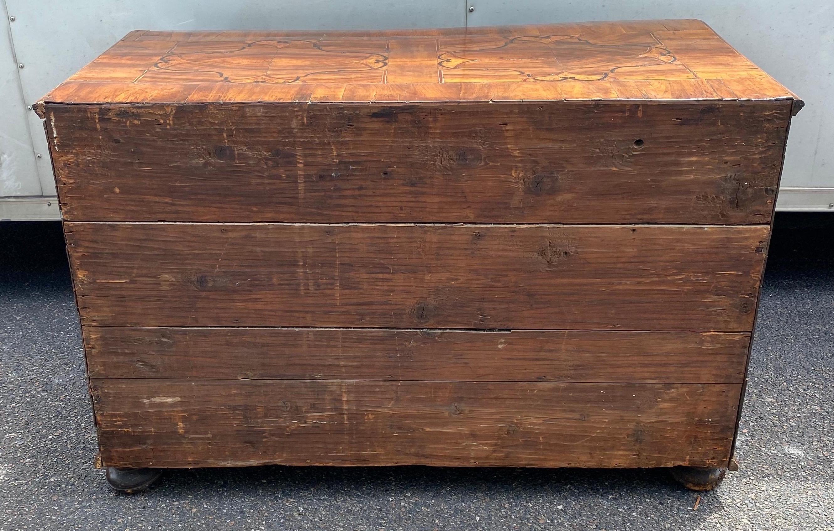 Norditalienische Kommode mit 3 Schubladen aus Nussbaumholz aus dem frühen 18. Jahrhundert (Italienisch) im Angebot
