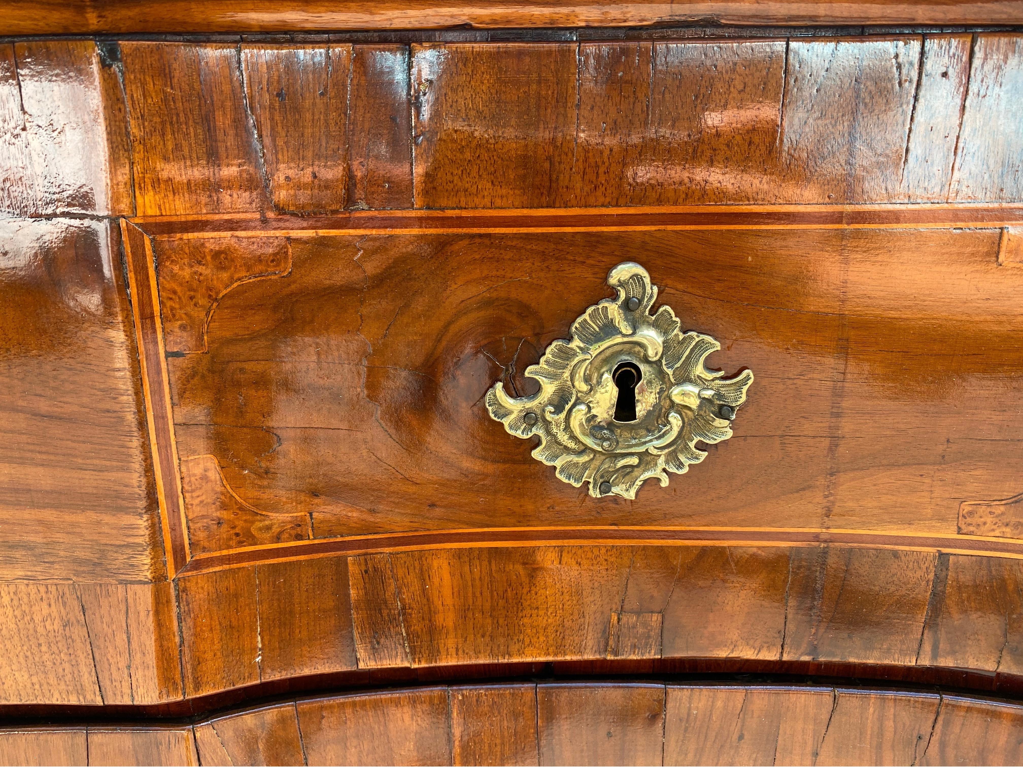 XVIII secolo Commodo in legno di noce a 3 cassetti dell'inizio del 18° secolo in vendita
