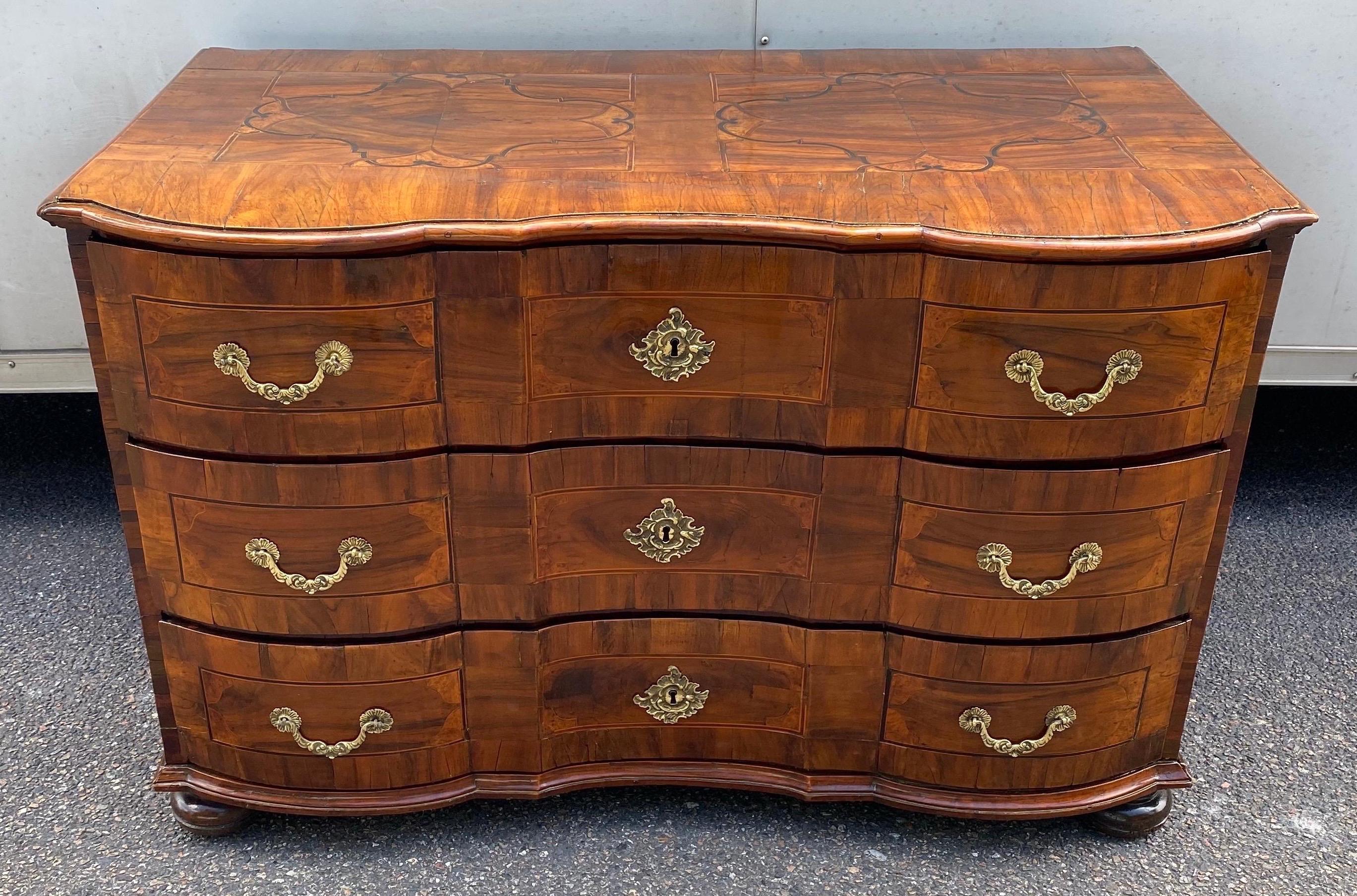 Early 18th Century Northern Italian 3-Drawer Walnut Commode For Sale 2