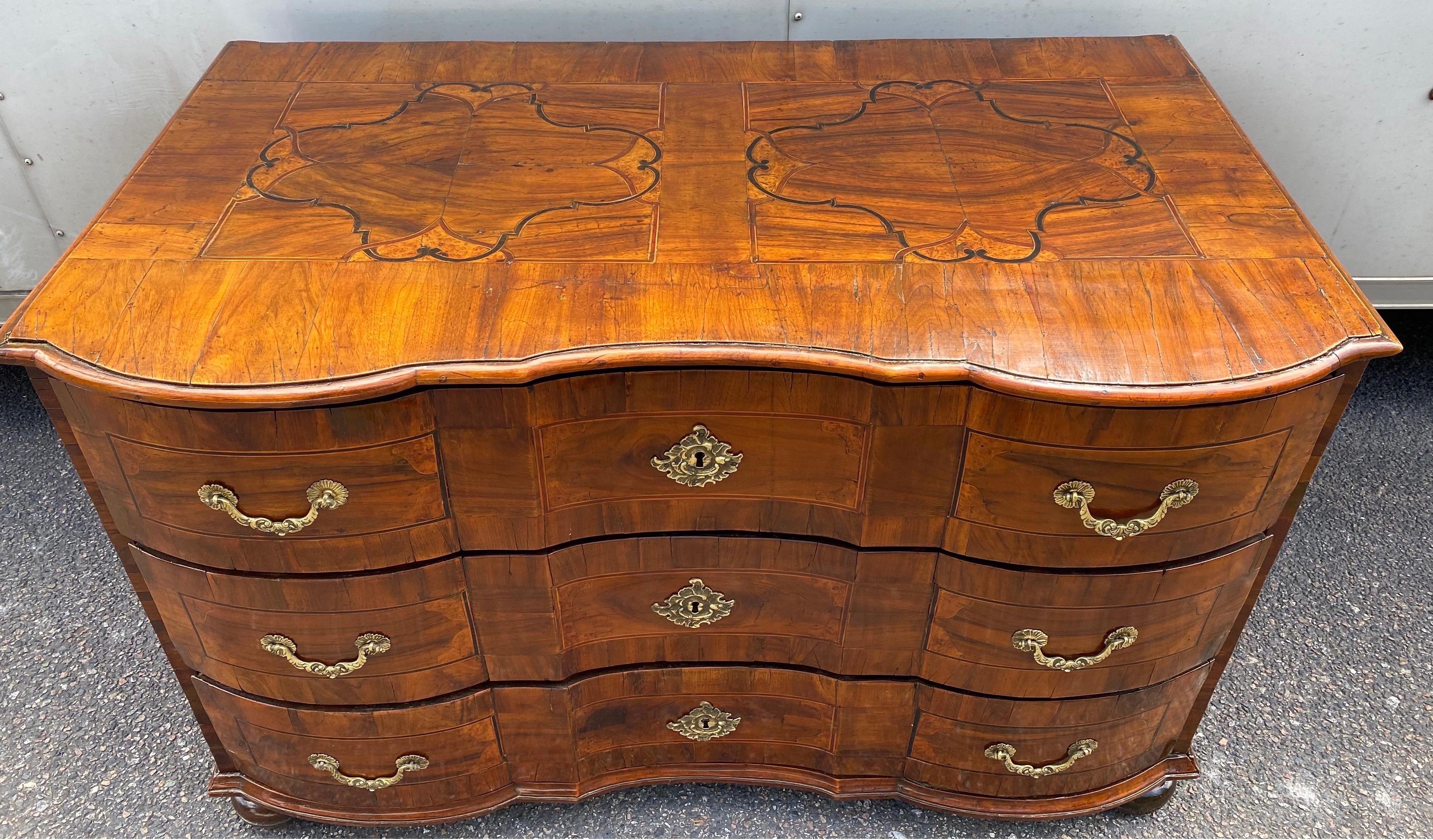 Early 18th Century Northern Italian 3-Drawer Walnut Commode For Sale 3