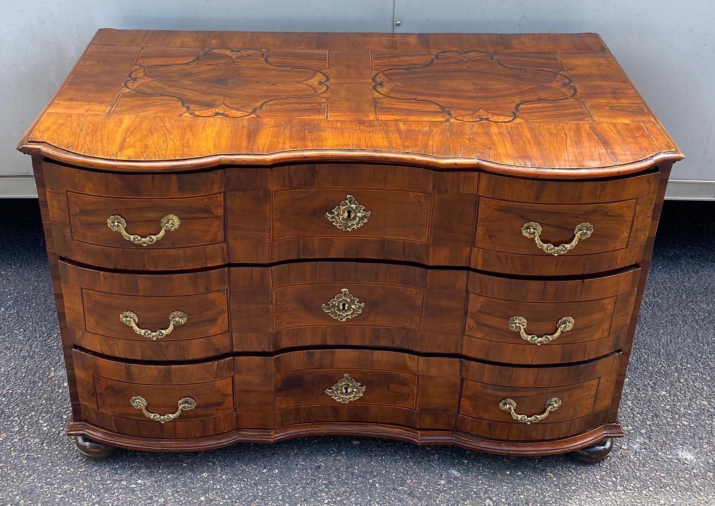 Early 18th Century Northern Italian 3-Drawer Walnut Commode For Sale 4