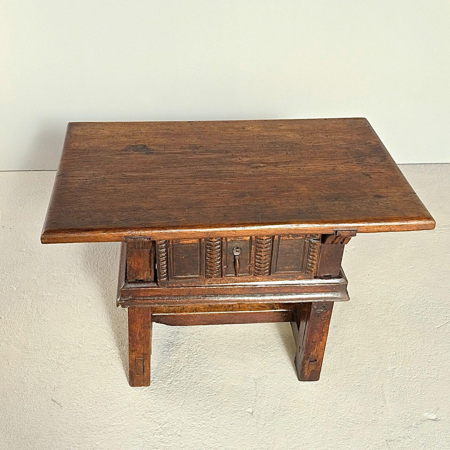 Hand-Crafted Early 18th Century Oak and Chestnut Spanish Accent Table with Drawer For Sale