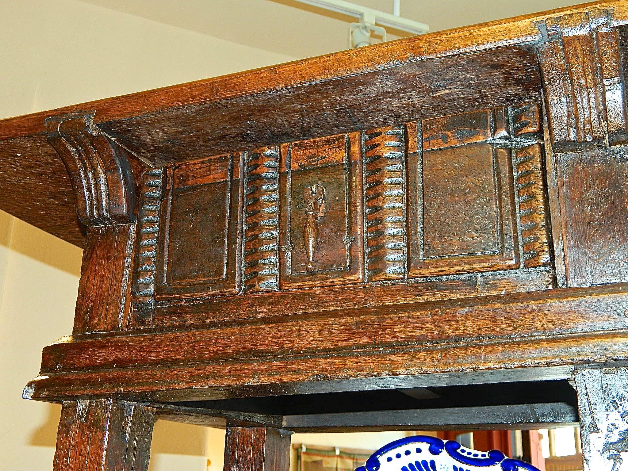 Early 18th Century Oak and Chestnut Spanish Accent Table with Drawer For Sale 1