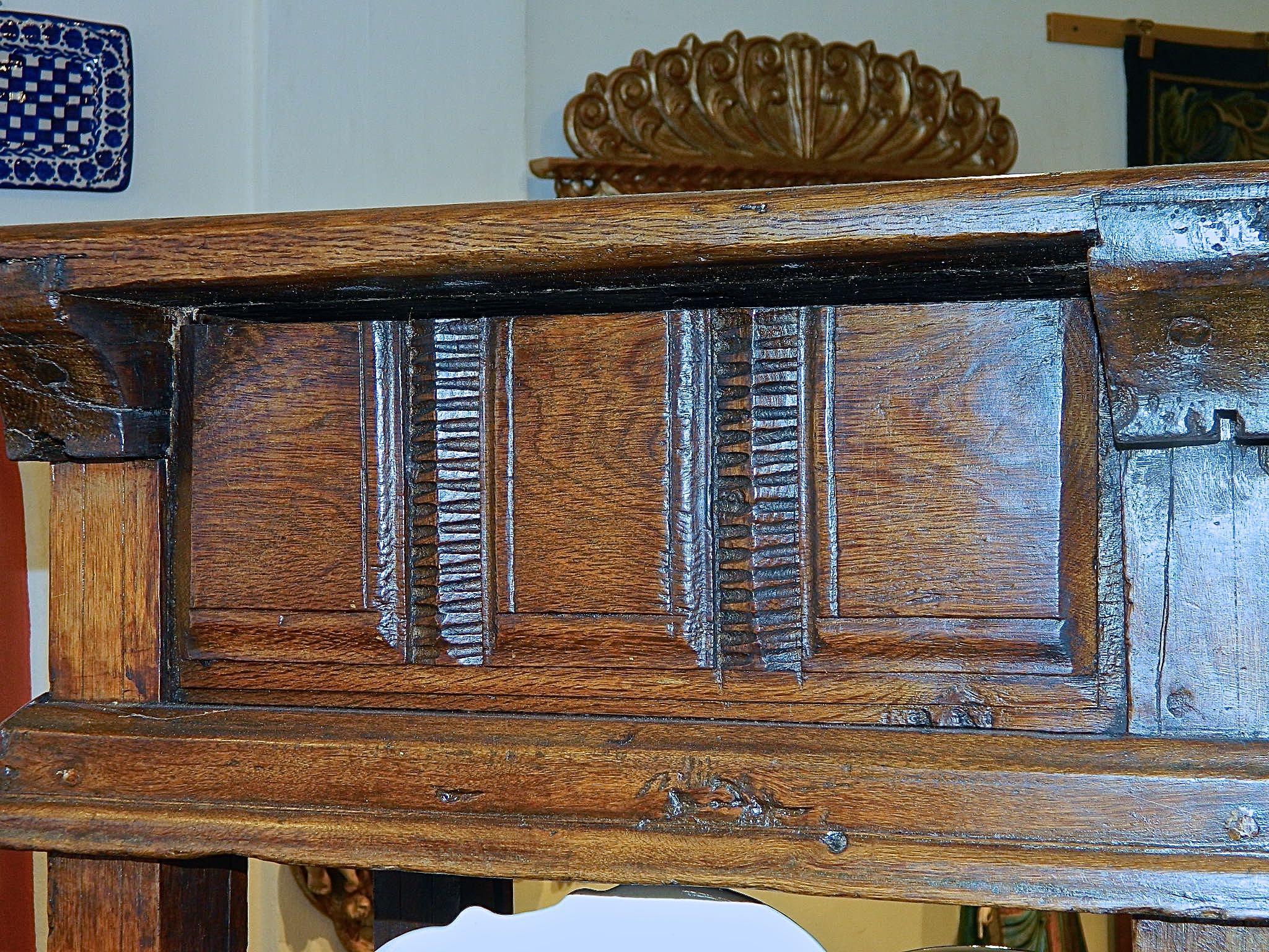 Early 18th Century Oak and Chestnut Spanish Accent Table with Drawer For Sale 2