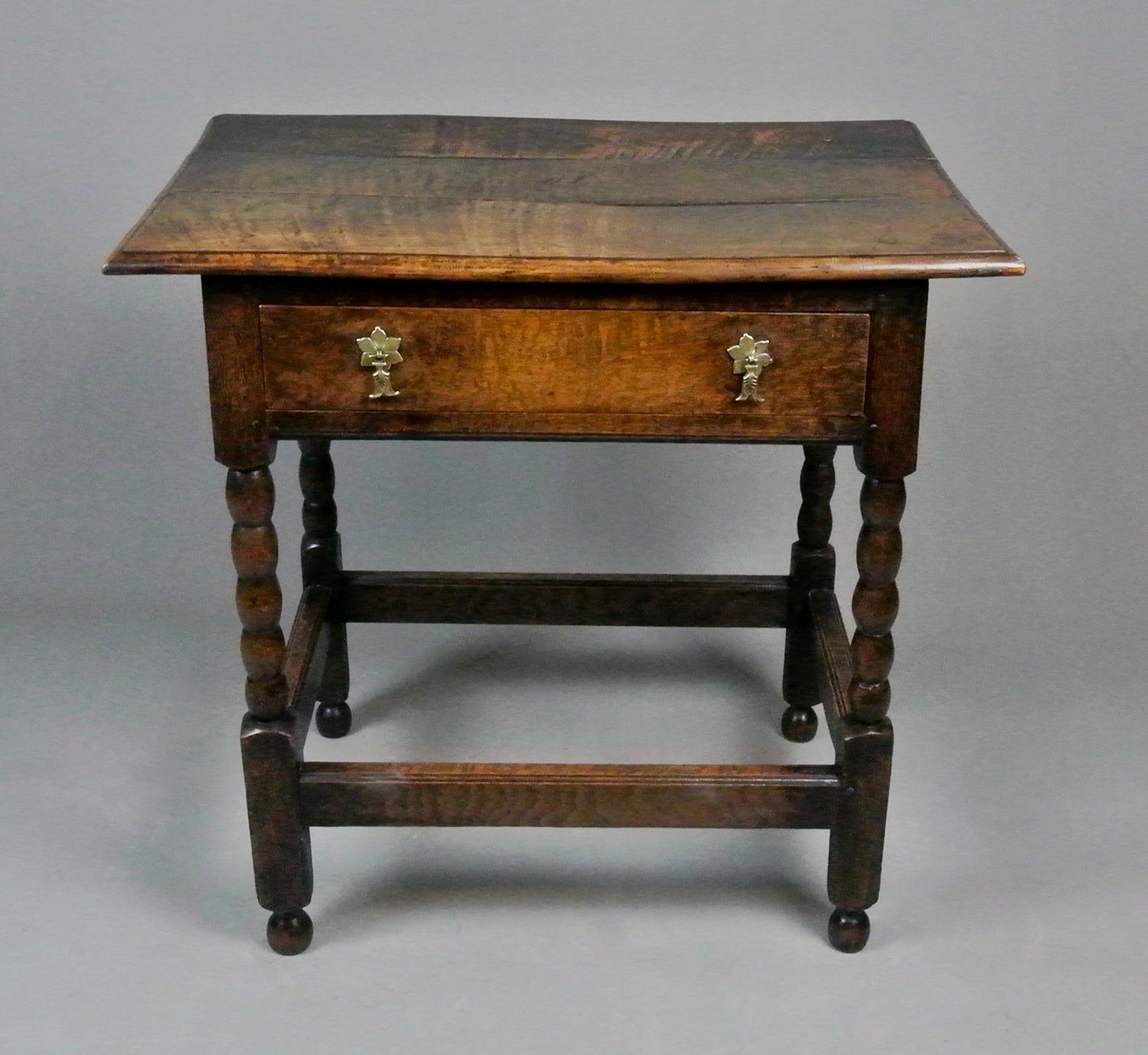 Early 18th Century Oak and Elm Lowboy c. 1710 In Good Condition For Sale In Heathfield, GB