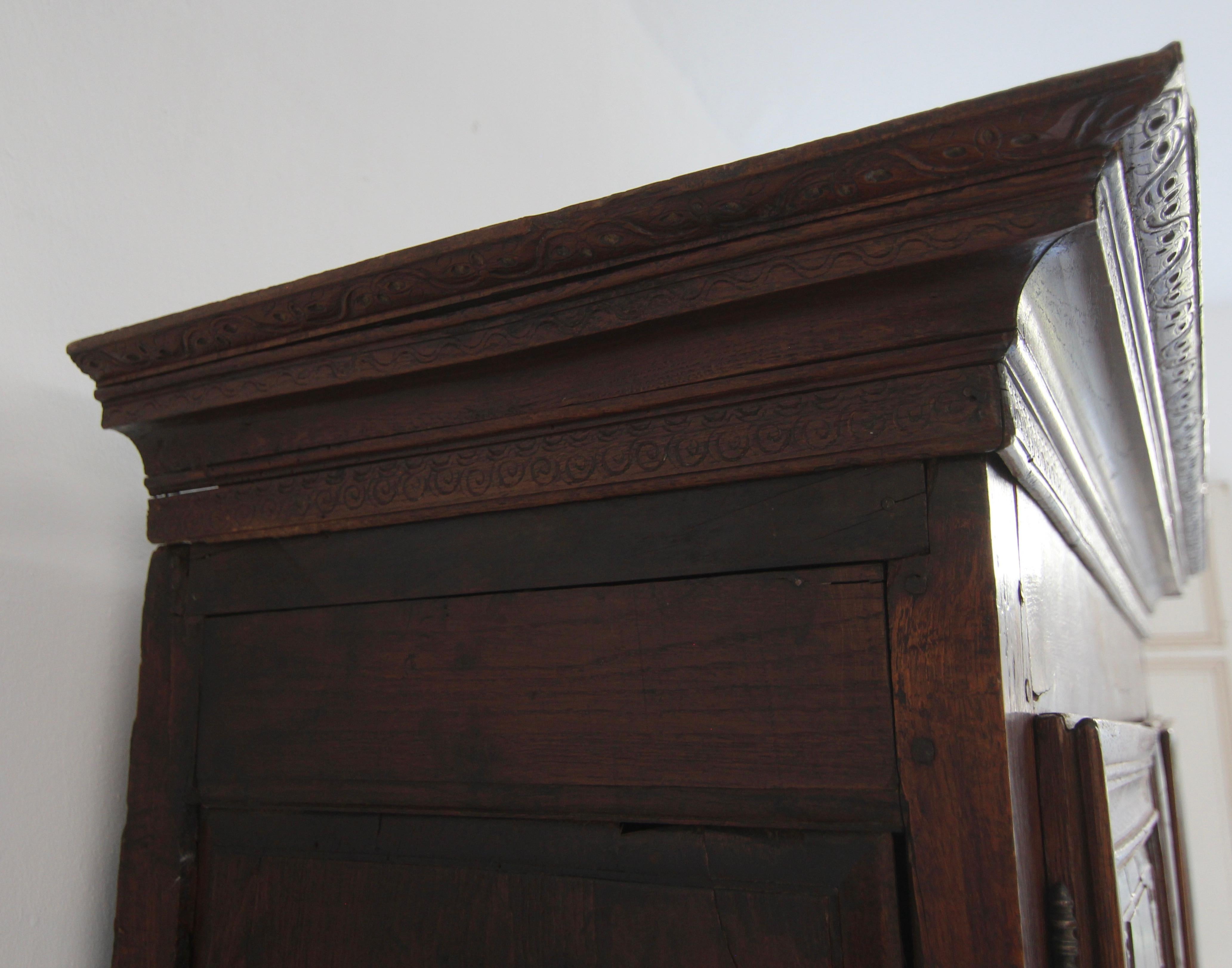 Early 18th Century Oak Baroque Cabinet For Sale 10