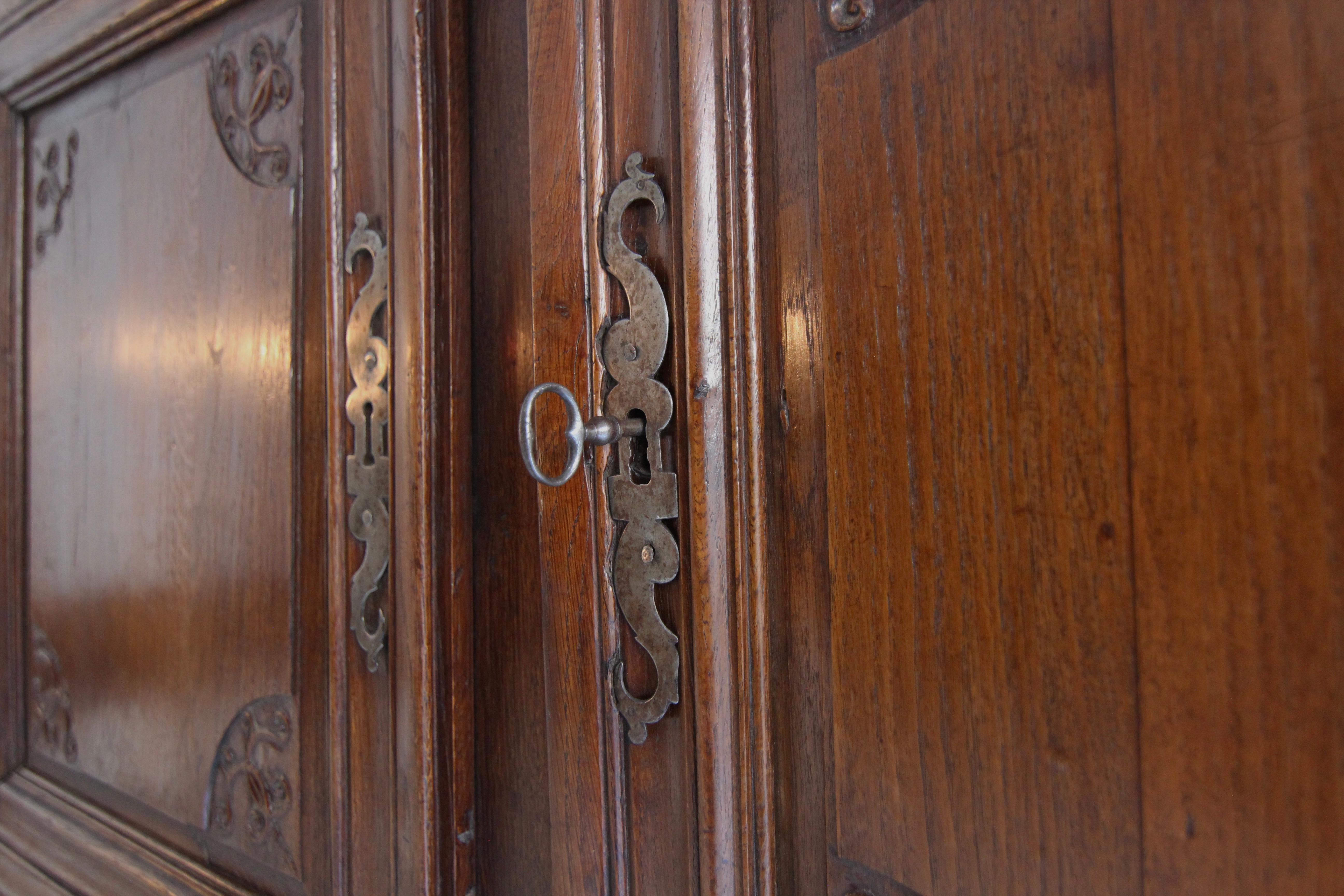 Early 18th Century Oak Baroque Cabinet For Sale 14