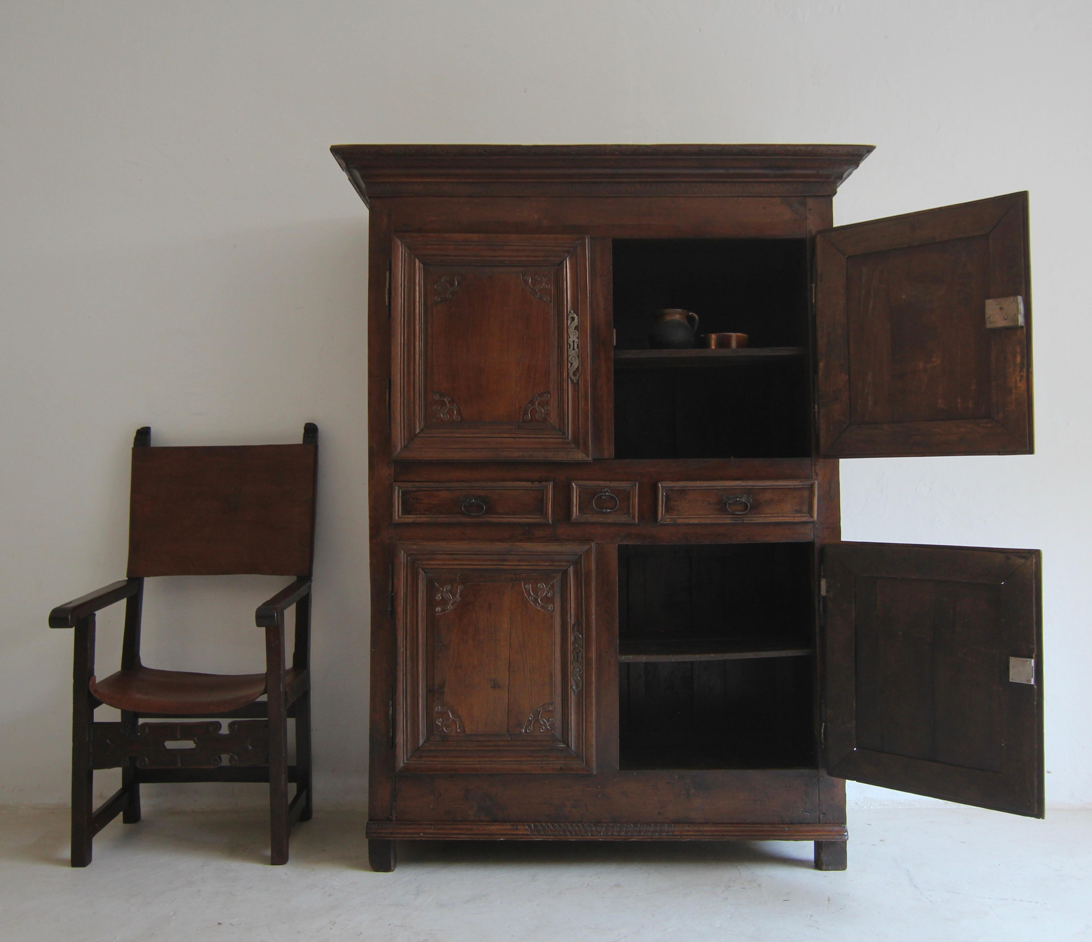 Early 18th Century Oak Baroque Cabinet For Sale 1