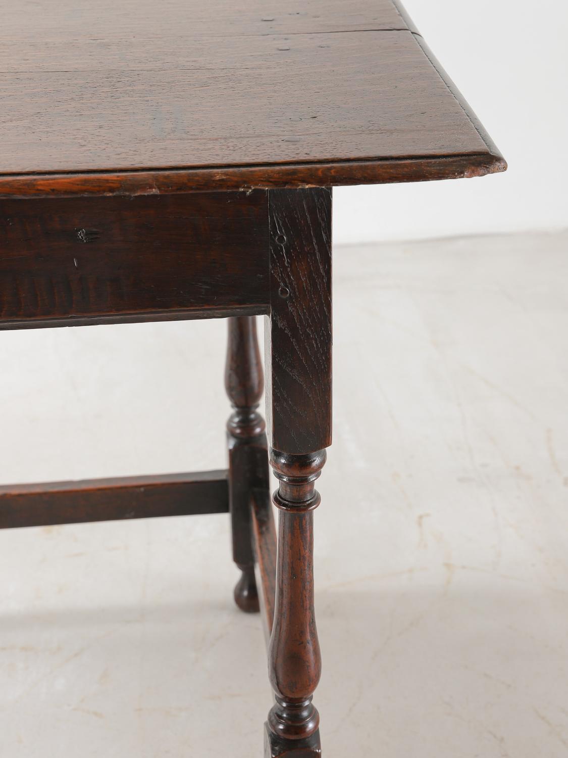 Early 18th Century Oak Centre Table with Turned Legs 6