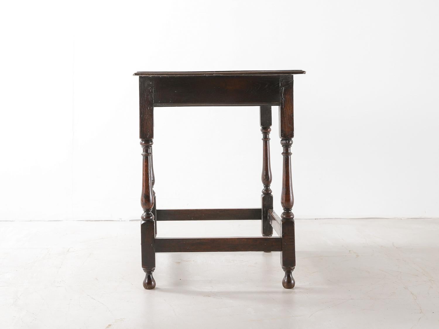 Early 18th Century Oak Centre Table with Turned Legs In Good Condition In London, Charterhouse Square