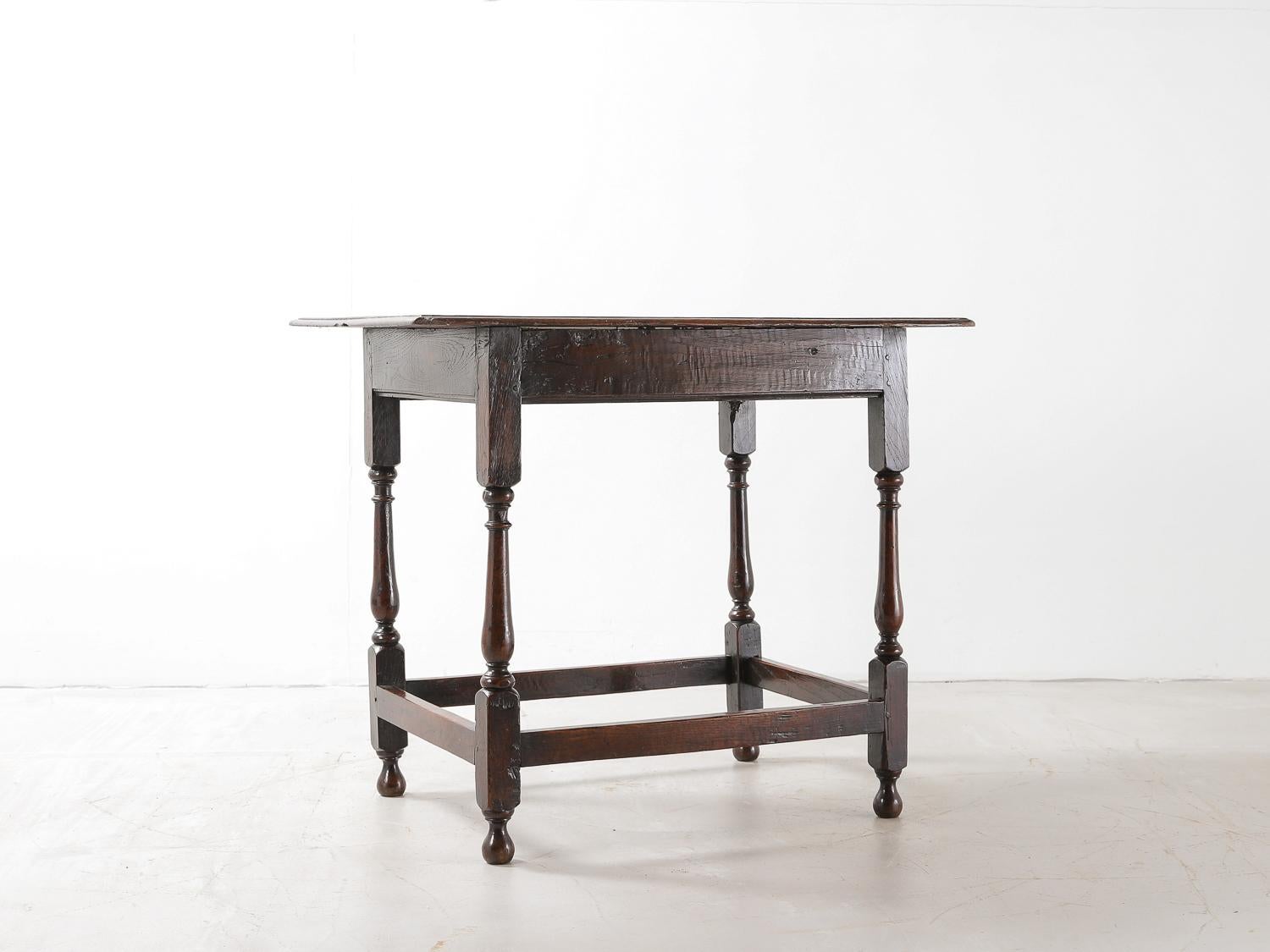 Early 18th Century Oak Centre Table with Turned Legs 1