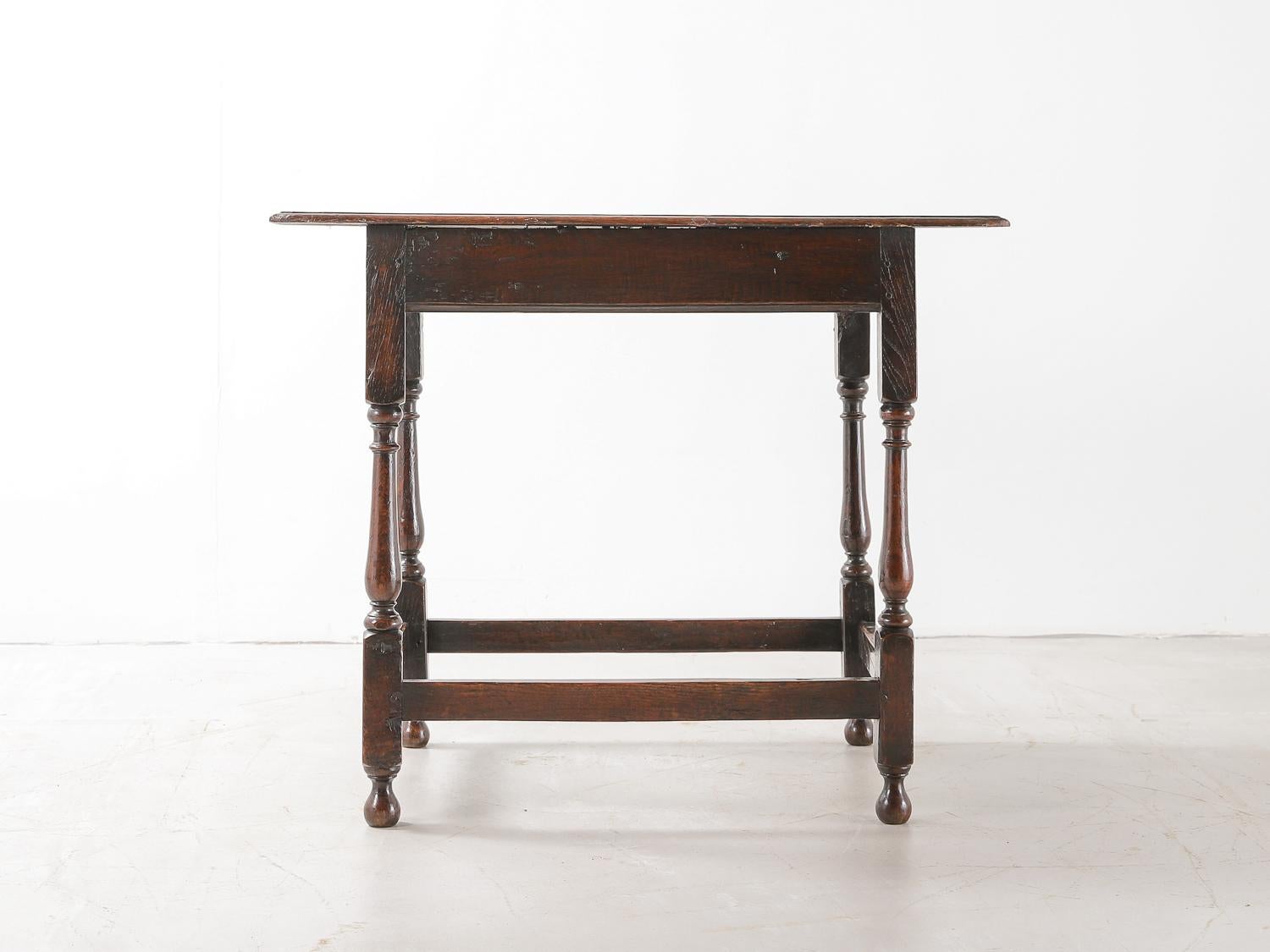 Early 18th Century Oak Centre Table with Turned Legs 2