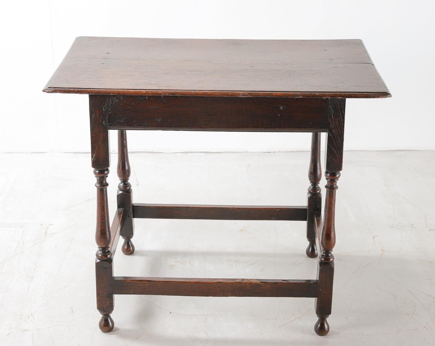 Early 18th Century Oak Centre Table with Turned Legs 3