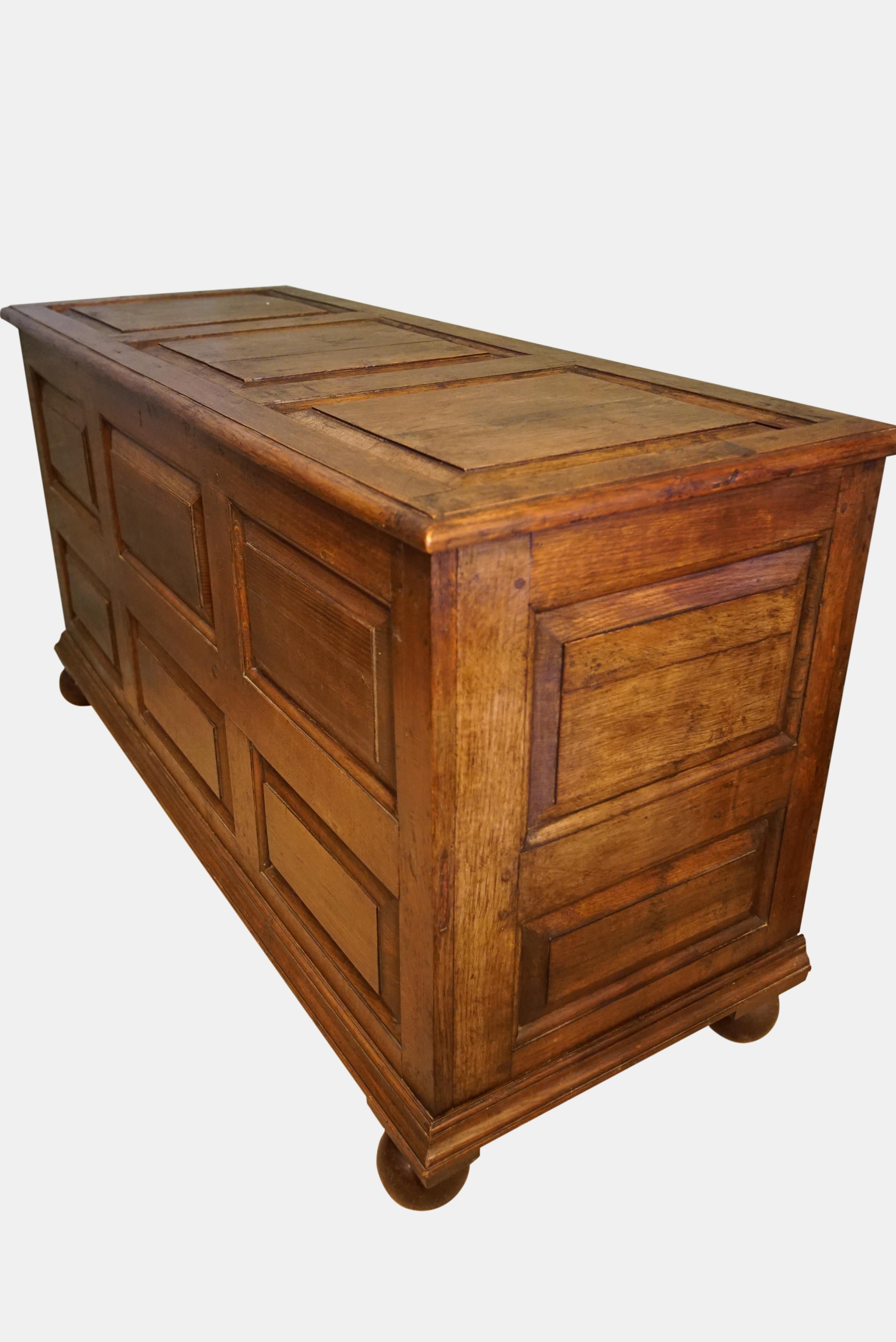 Early 18th Century Oak Coffer For Sale 1