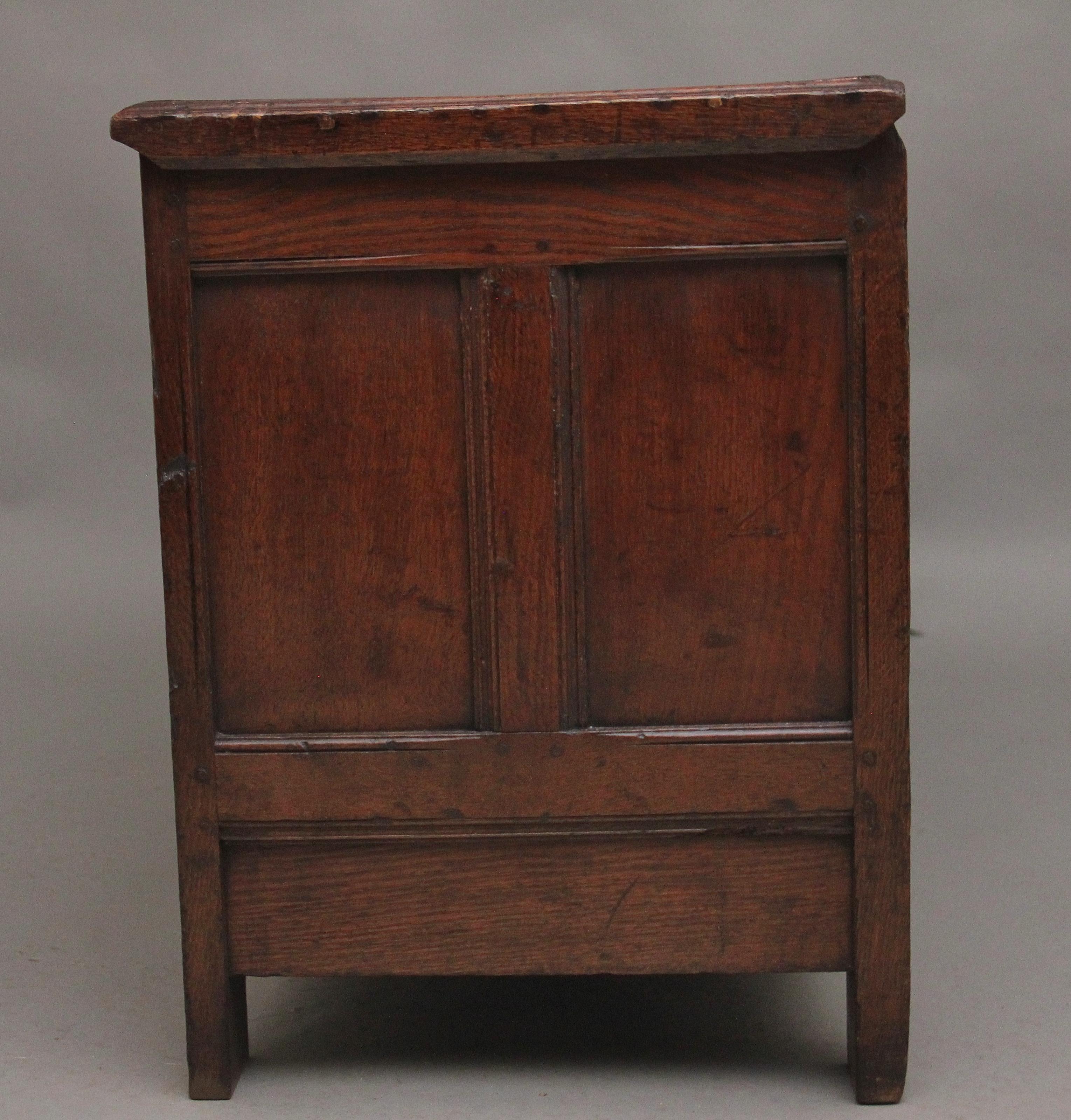 Early 18th Century oak coffer For Sale 2