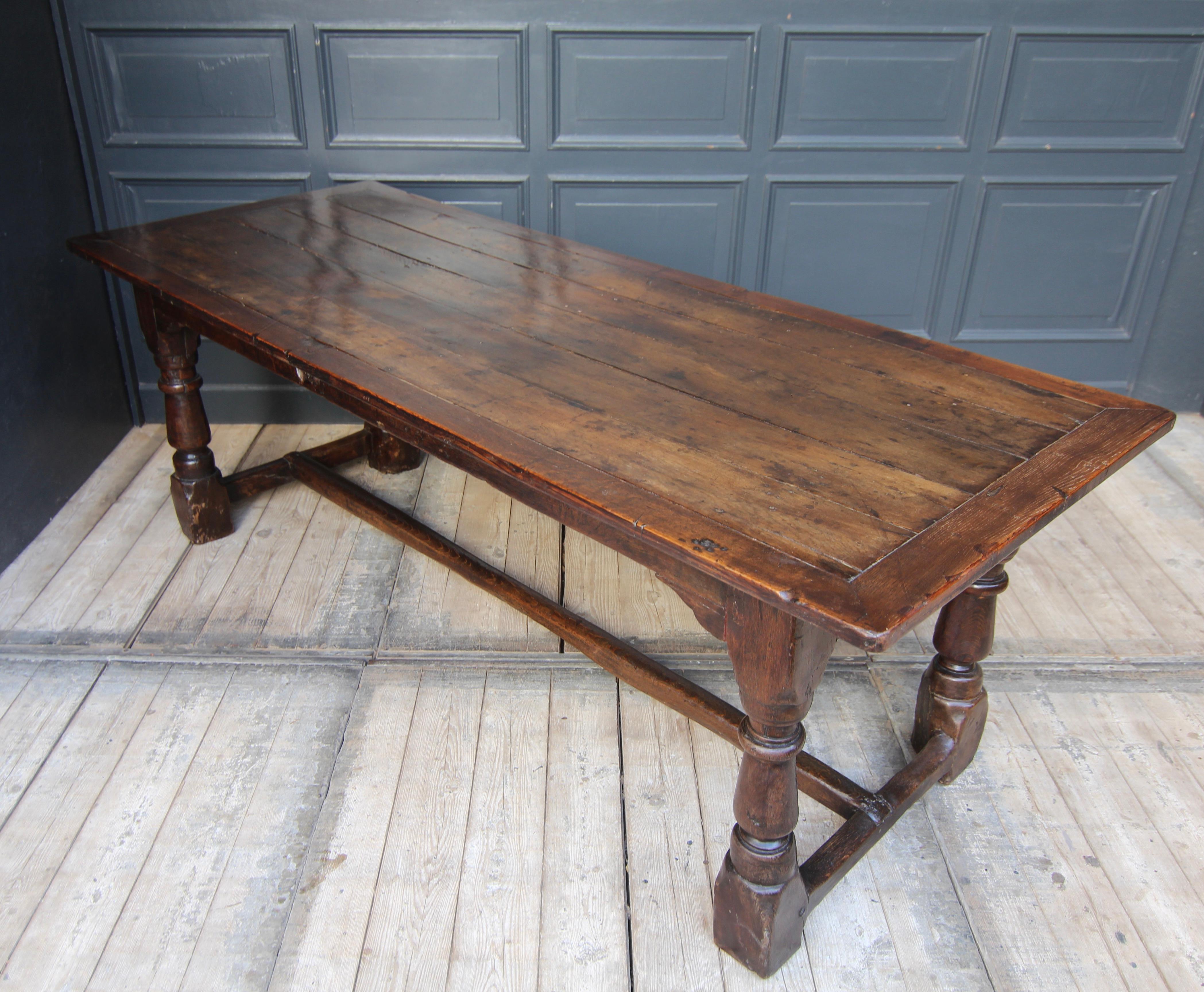 Early 18th Century Oak Dining Table In Good Condition In Dusseldorf, DE