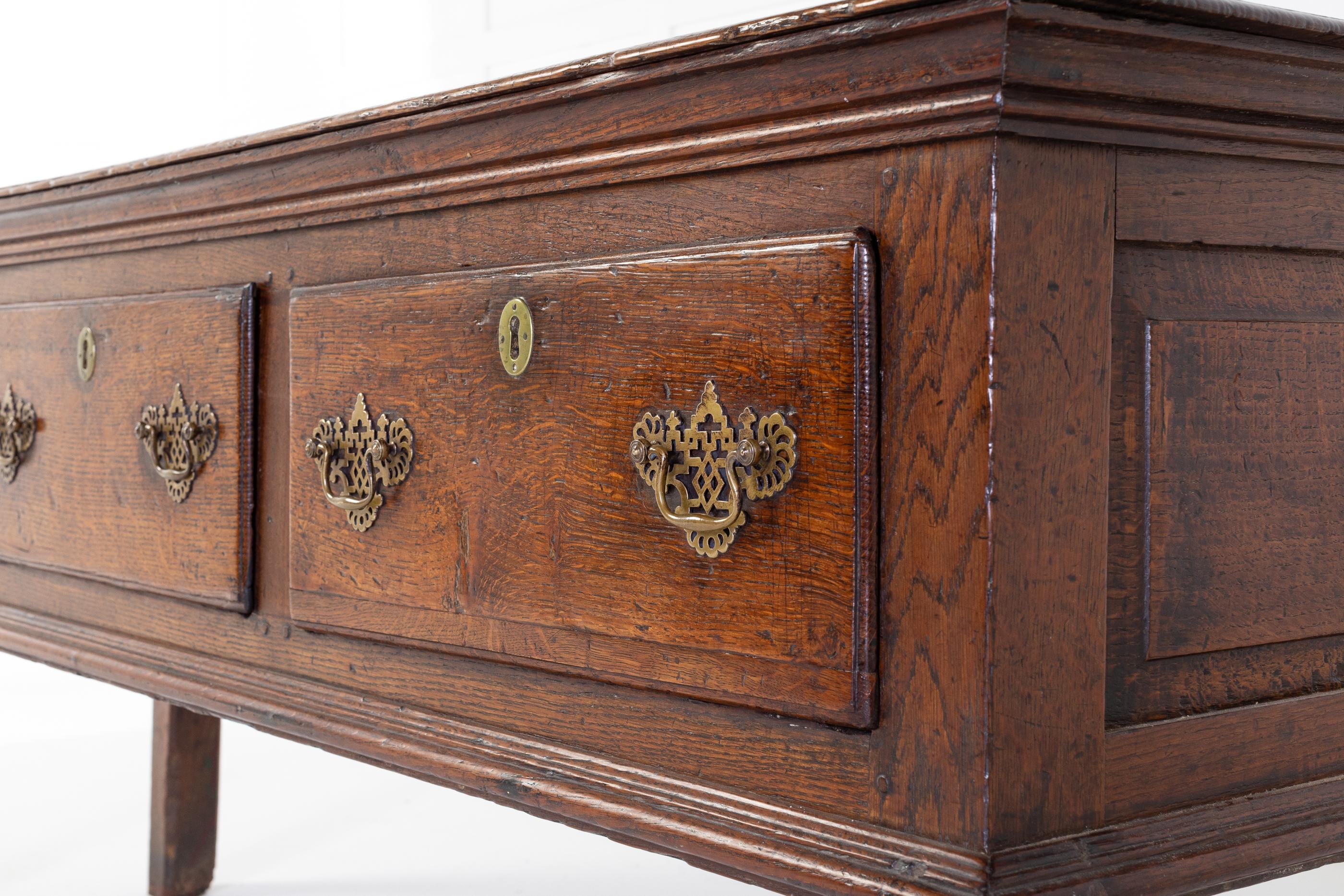 Early 18th Century Oak Dresser Base In Good Condition In Gloucestershire, GB