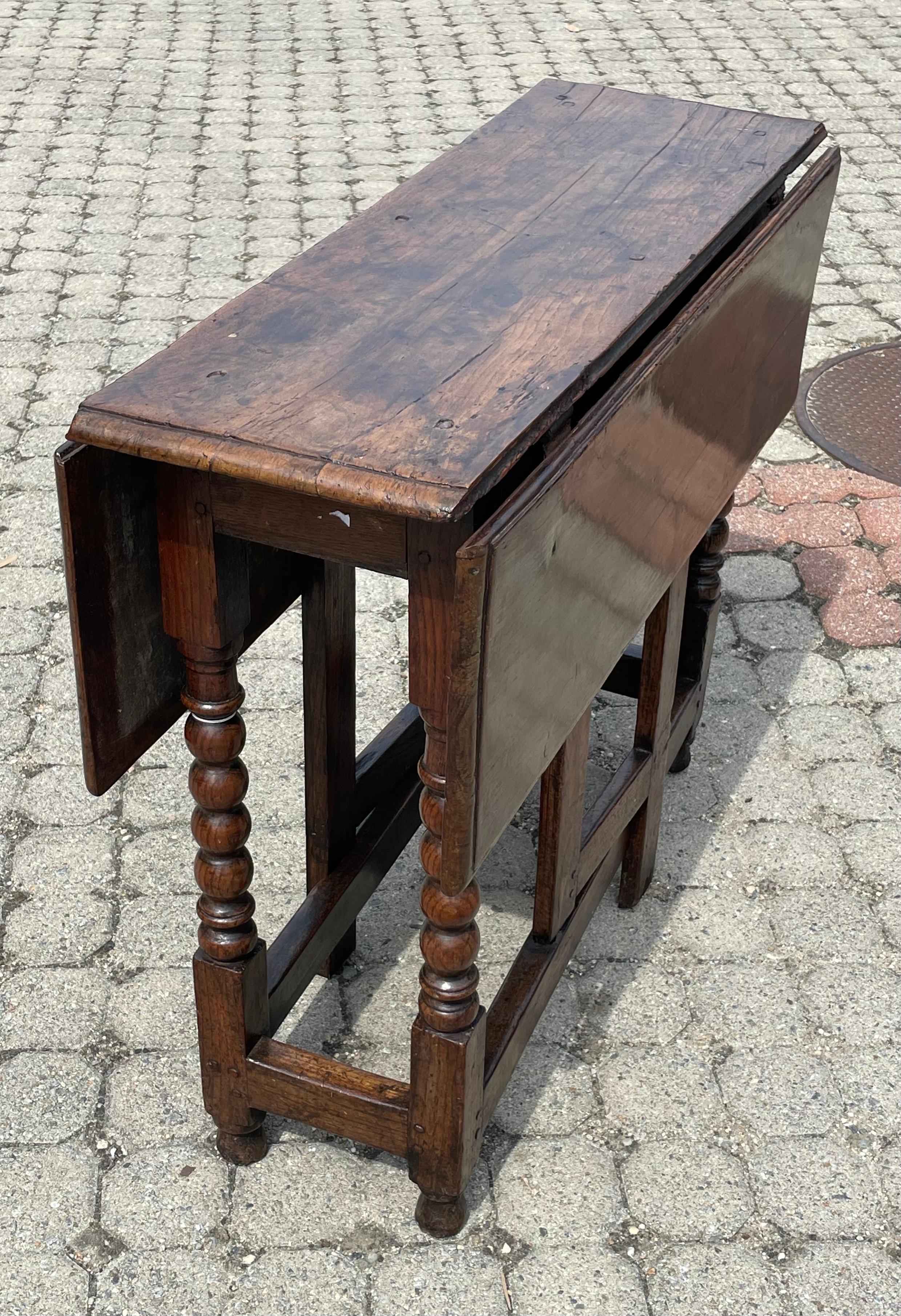 Frühes 18. Jahrhundert Eiche Gateleg Tisch (Europäisch) im Angebot
