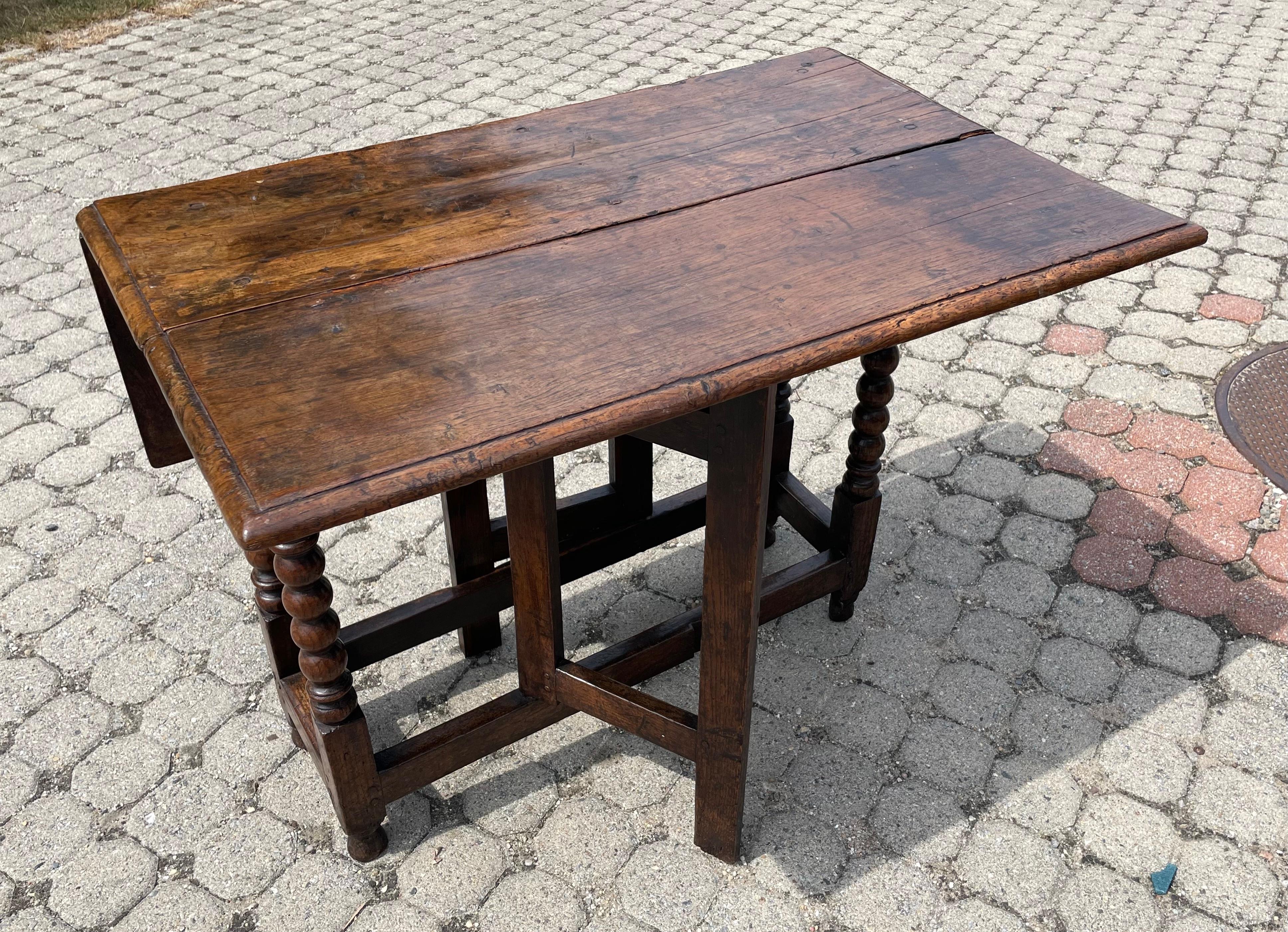 Frühes 18. Jahrhundert Eiche Gateleg Tisch im Zustand „Gut“ im Angebot in Nantucket, MA