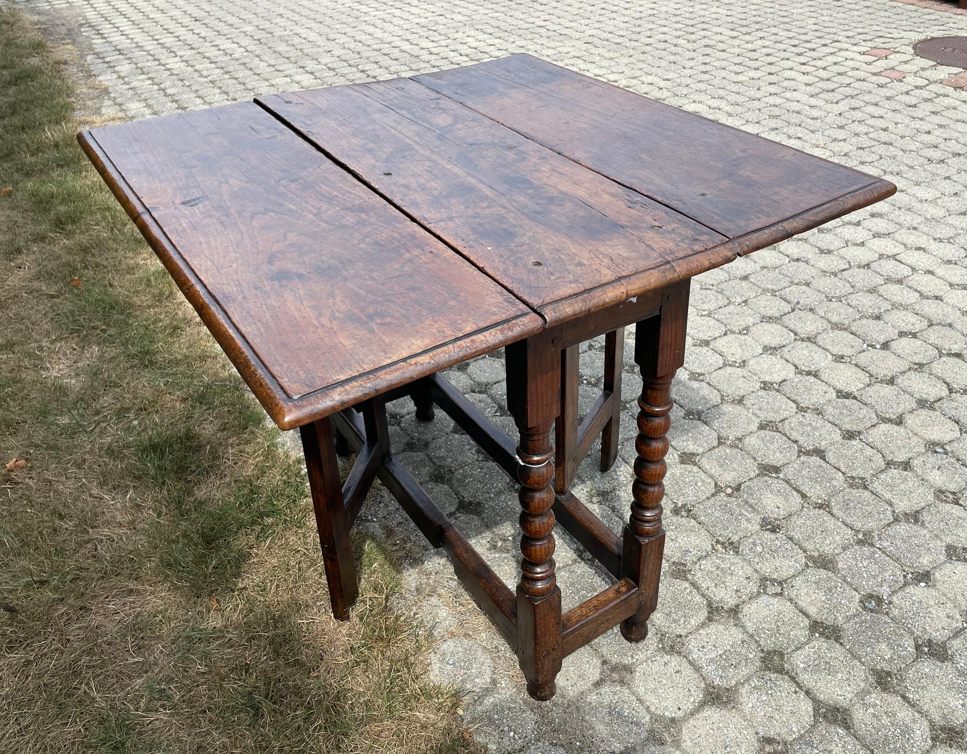Early 18th Century Oak Gateleg Table In Good Condition For Sale In Nantucket, MA