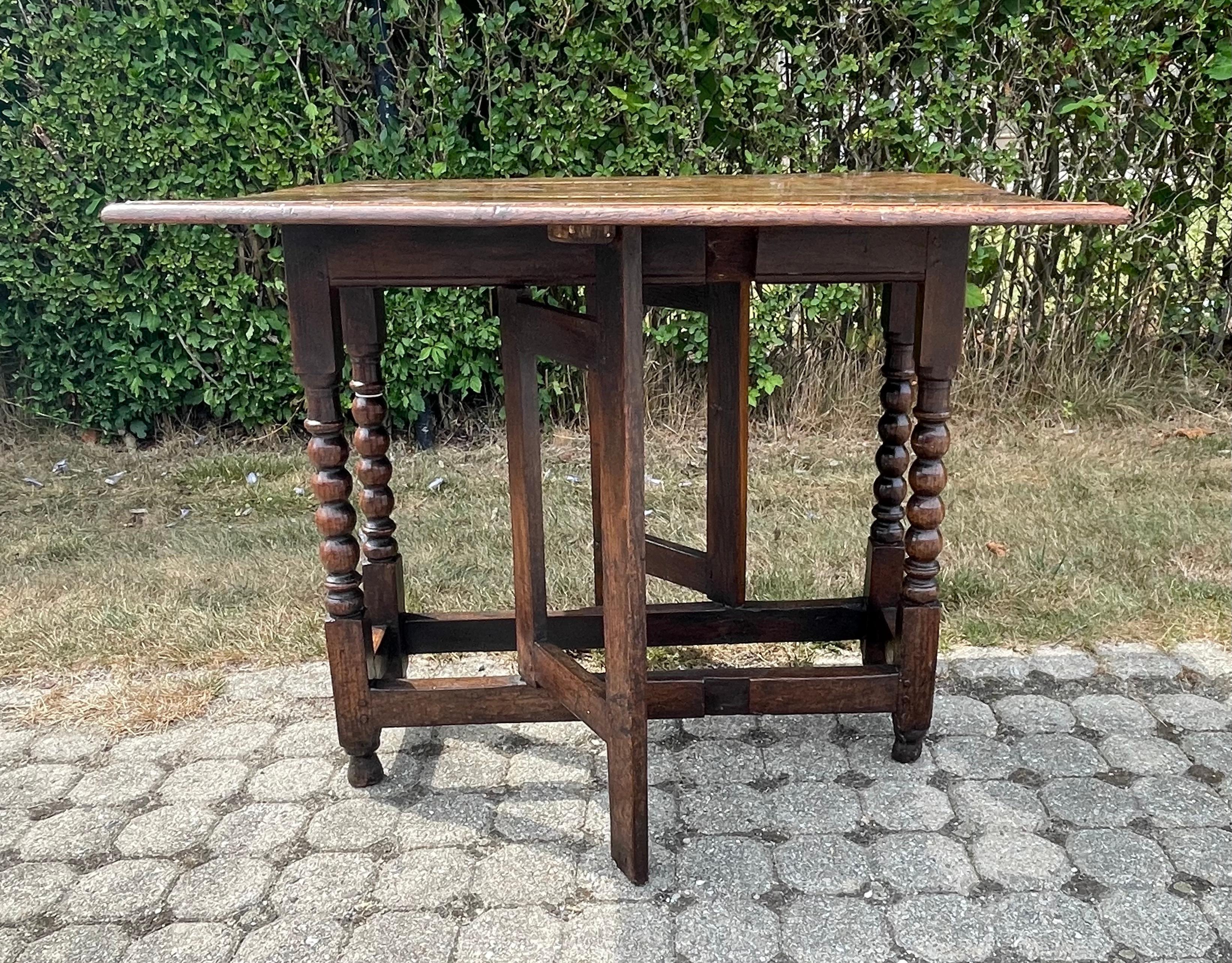 Early 18th Century Oak Gateleg Table For Sale 1