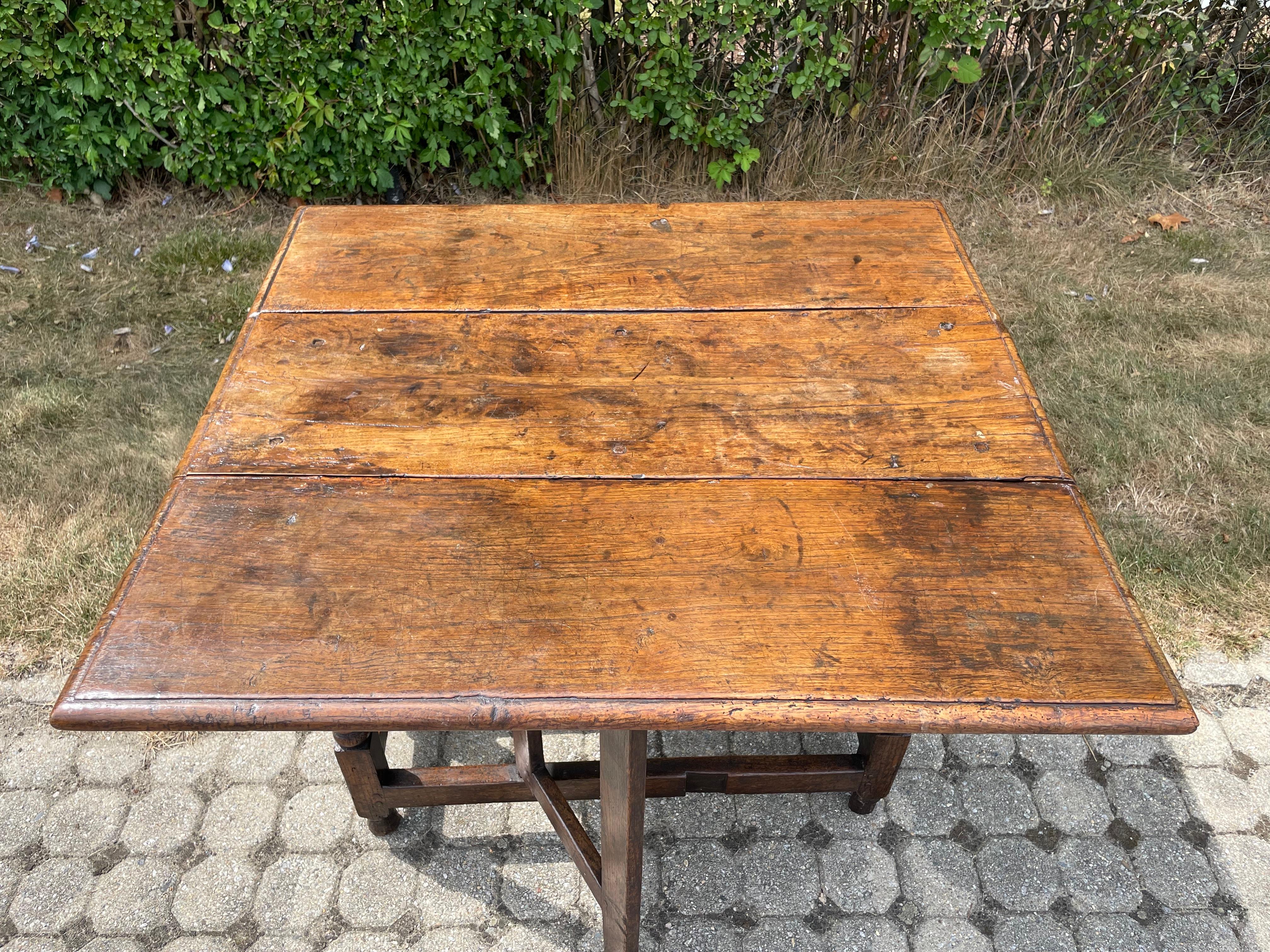 Early 18th Century Oak Gateleg Table For Sale 2