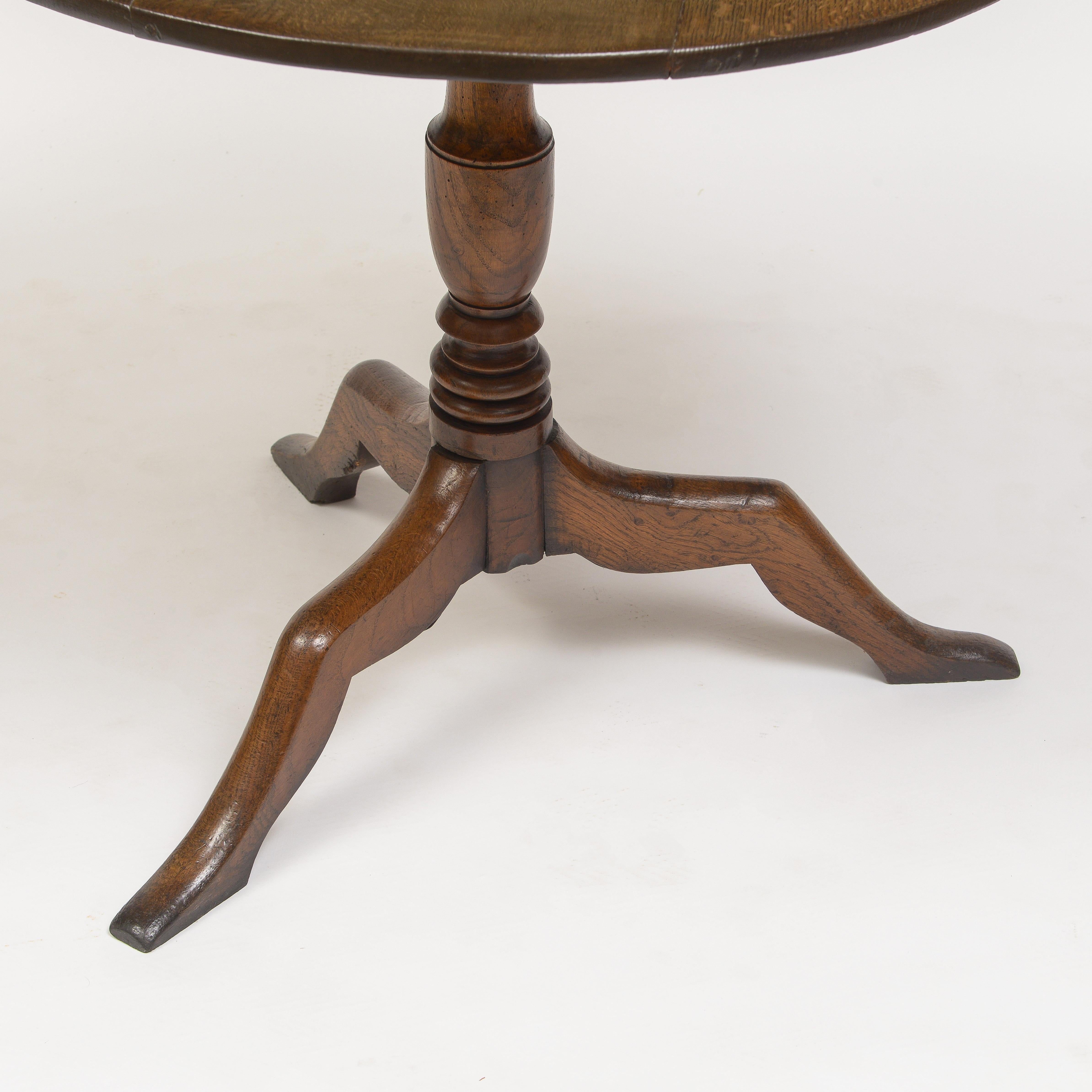 Early 18th Century Oak Legs-Of-Man Tripod Table For Sale 1
