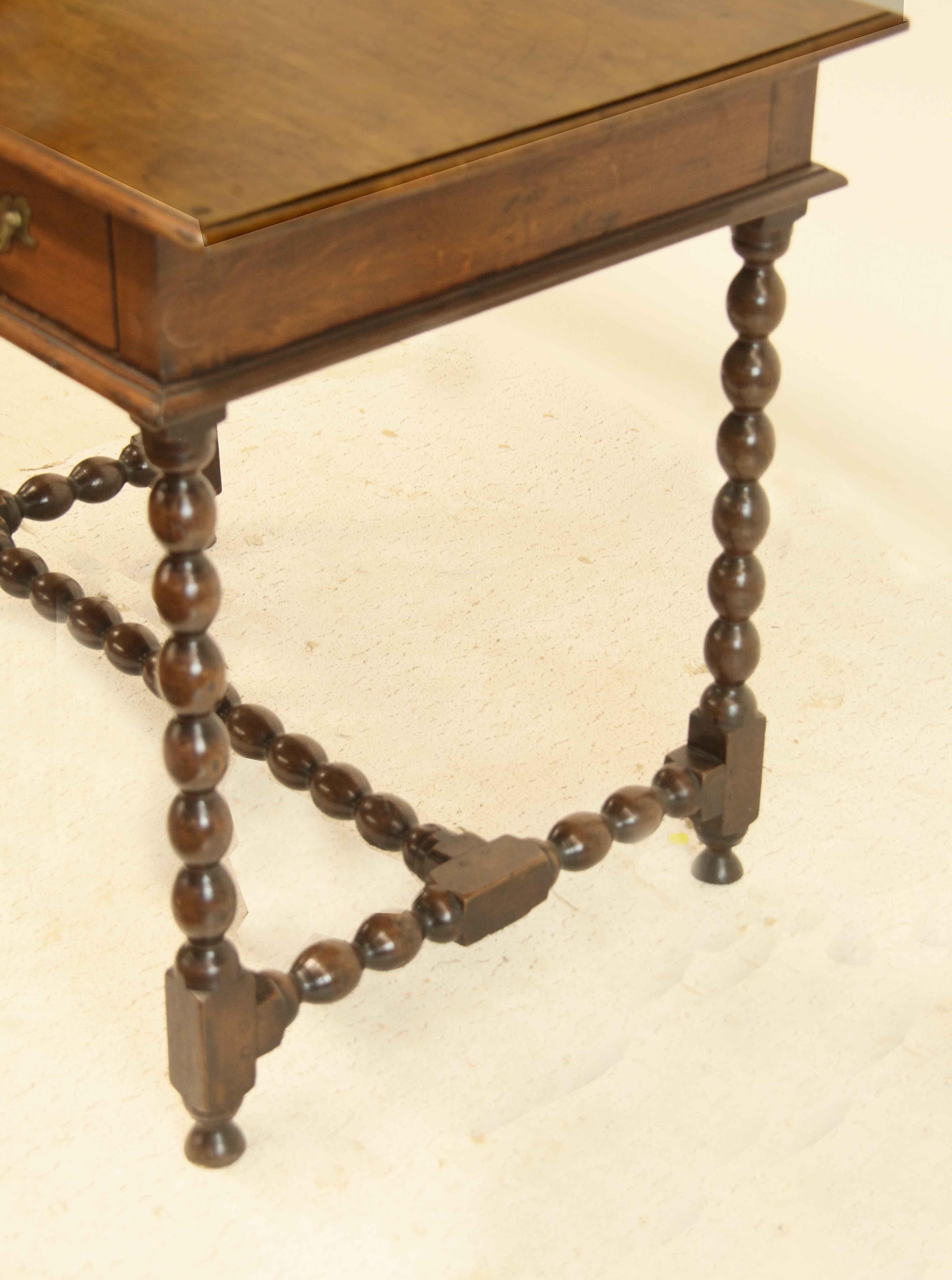 English Early 18th Century Oak One Drawer Side Table For Sale
