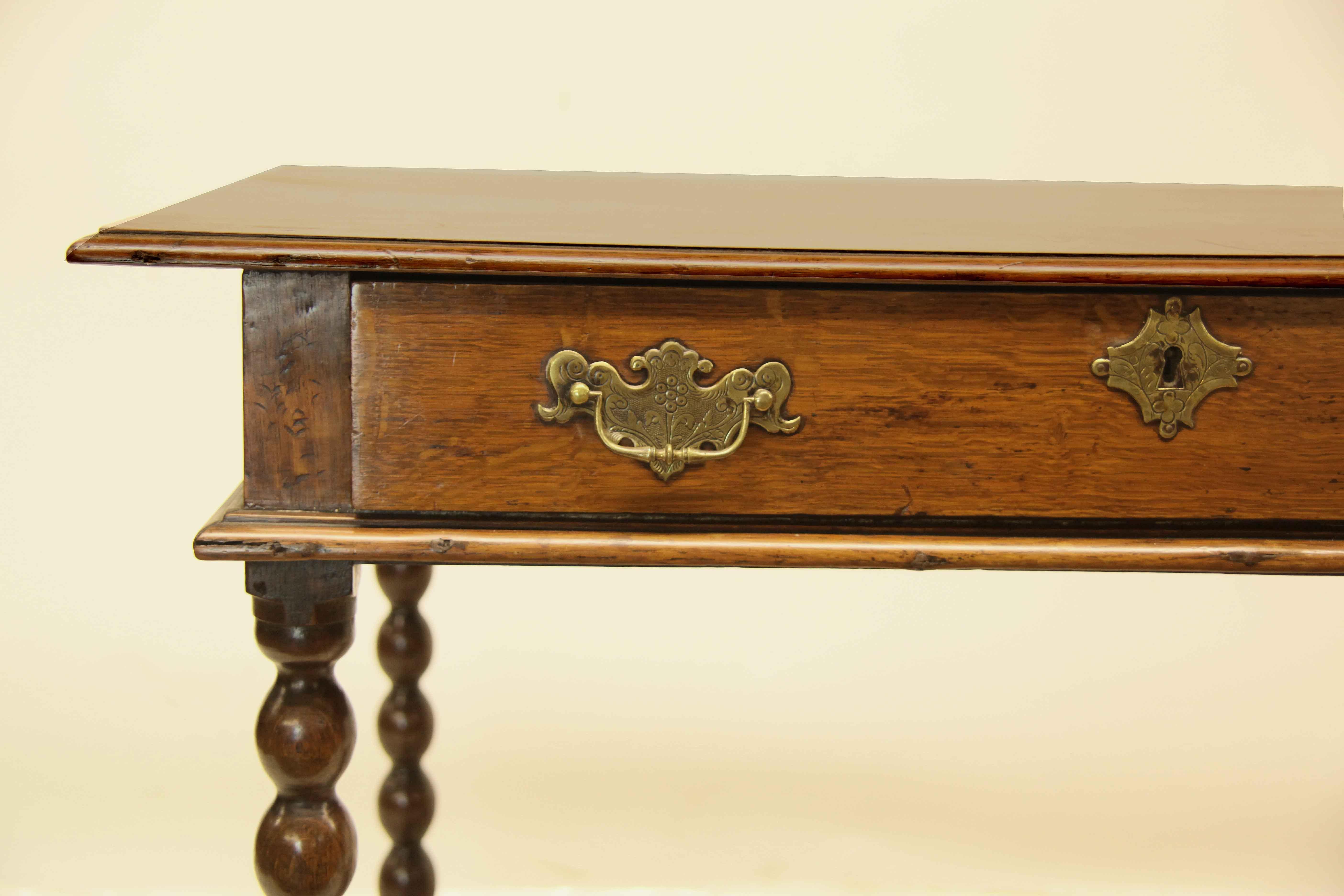 Laiton Table d'appoint à un tiroir en chêne du début du XVIIIe siècle en vente