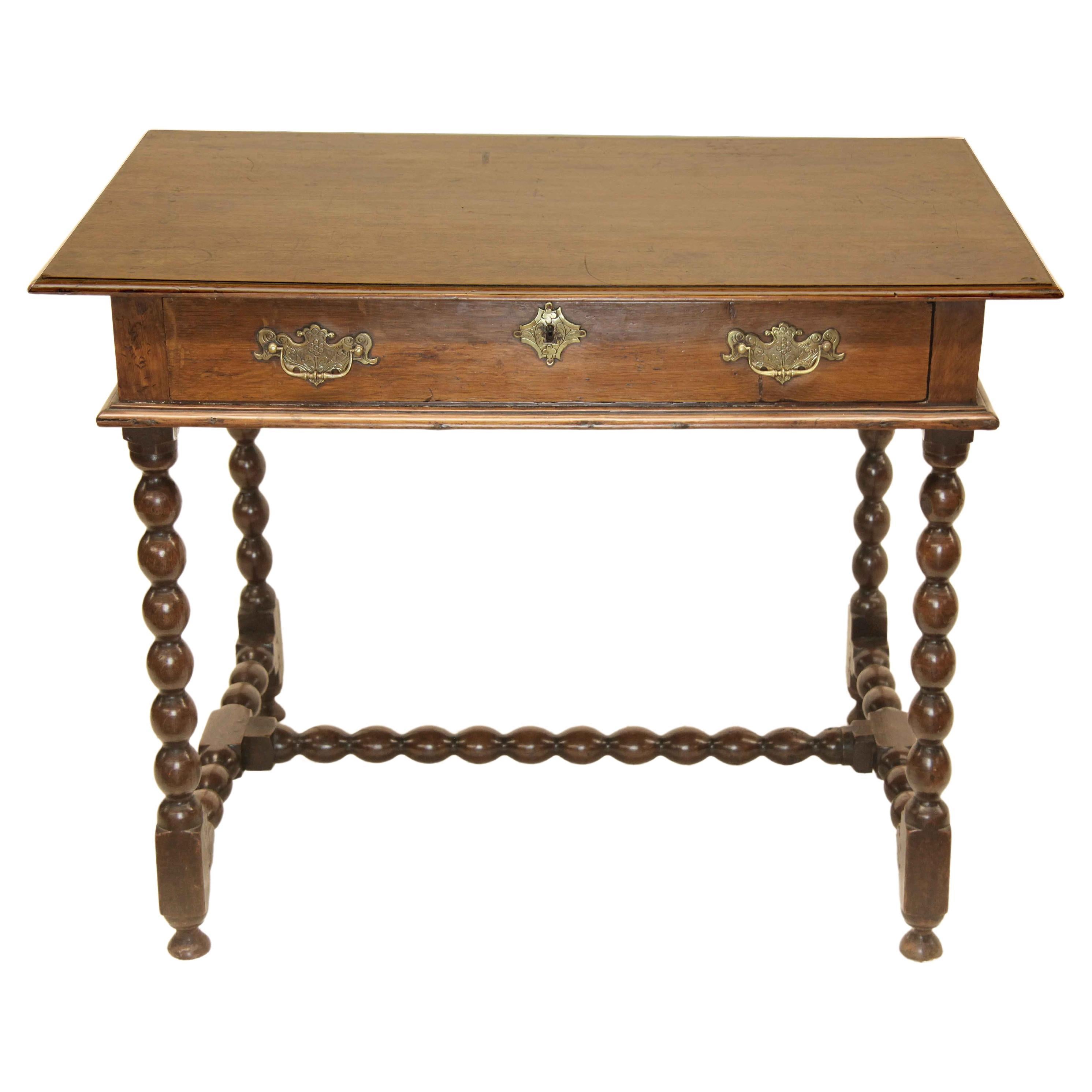 Table d'appoint à un tiroir en chêne du début du XVIIIe siècle en vente