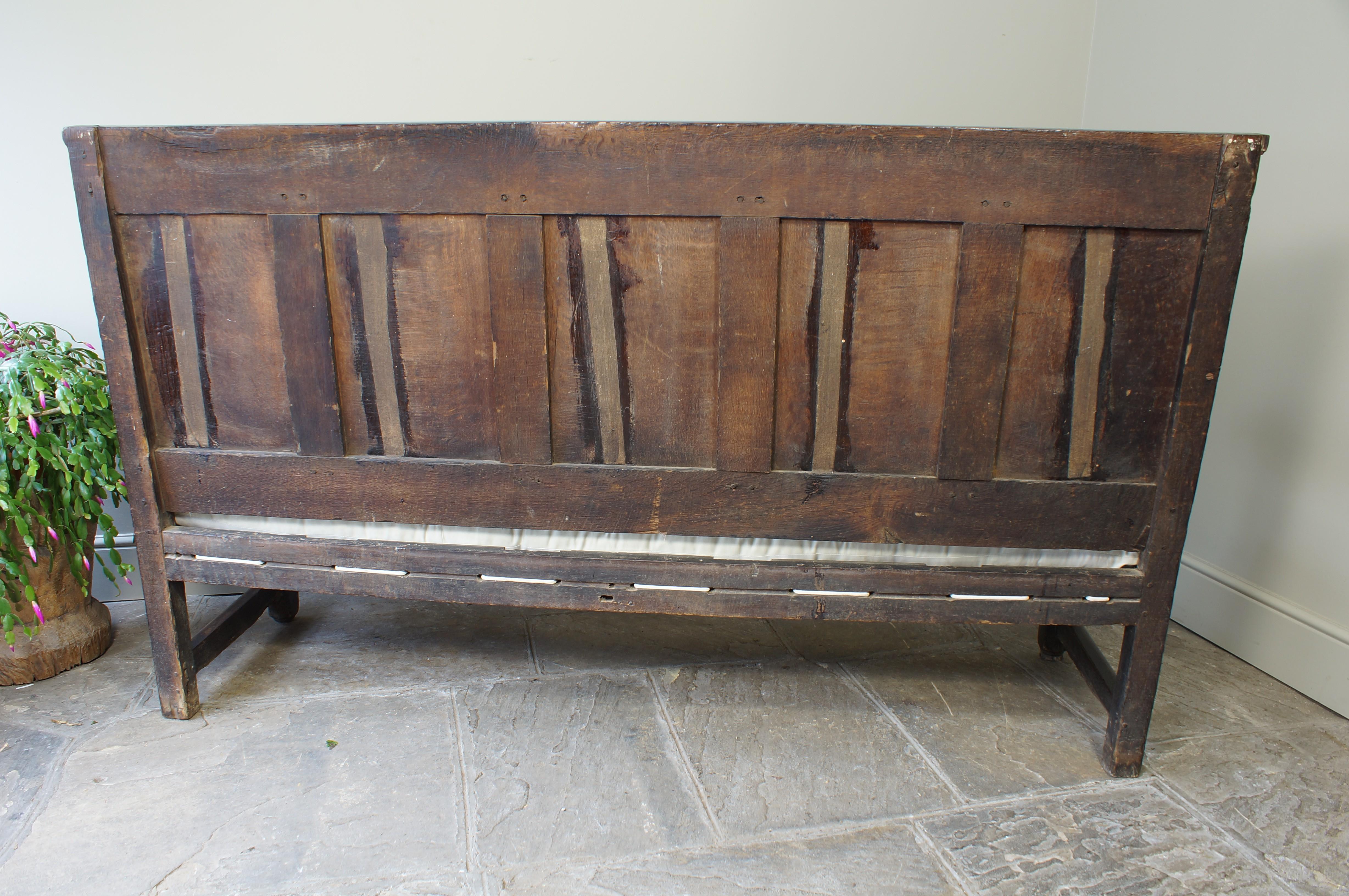English Early 18th Century Oak Settle. For Sale