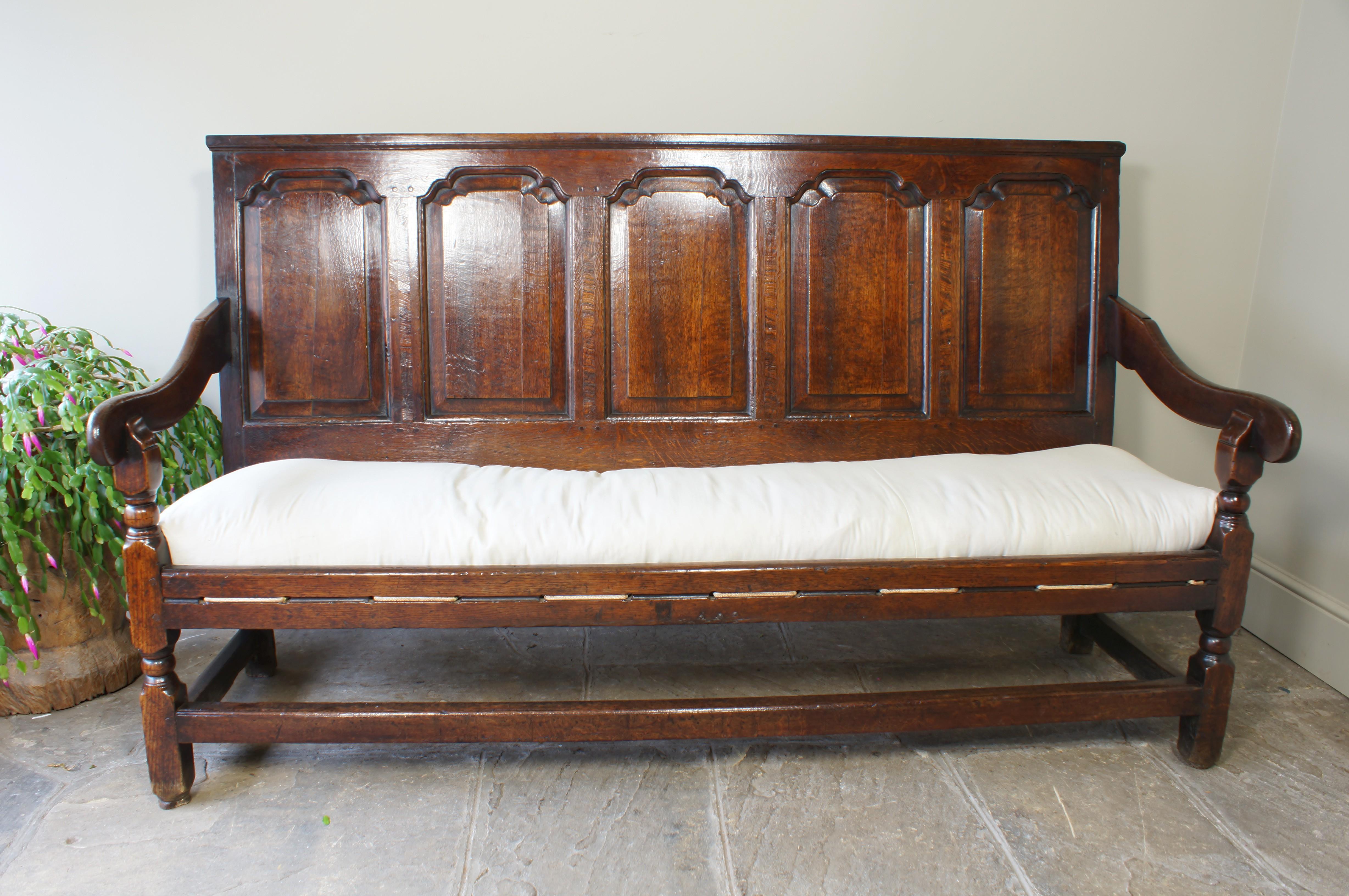 Hand-Crafted Early 18th Century Oak Settle. For Sale