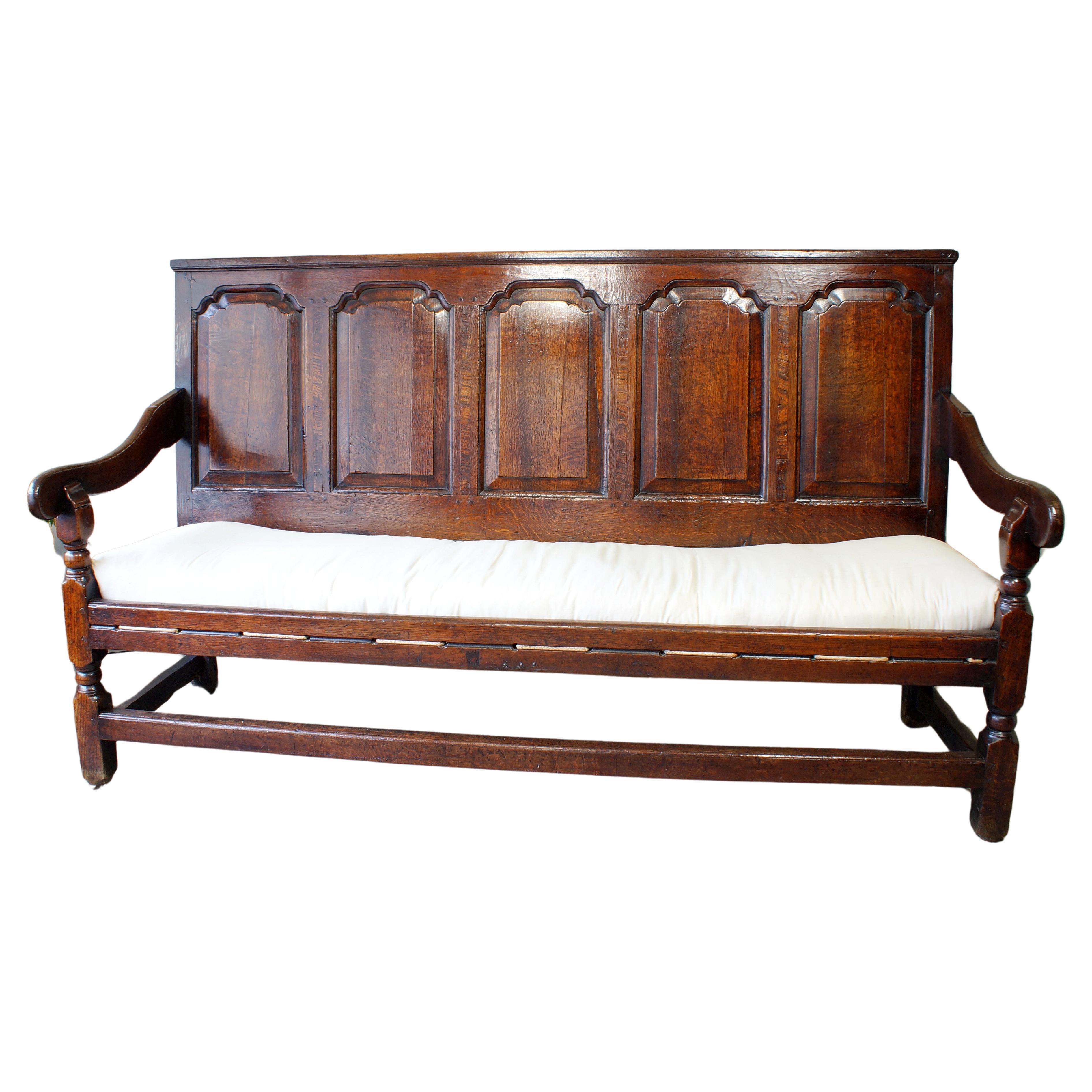 Early 18th Century Oak Settle. For Sale