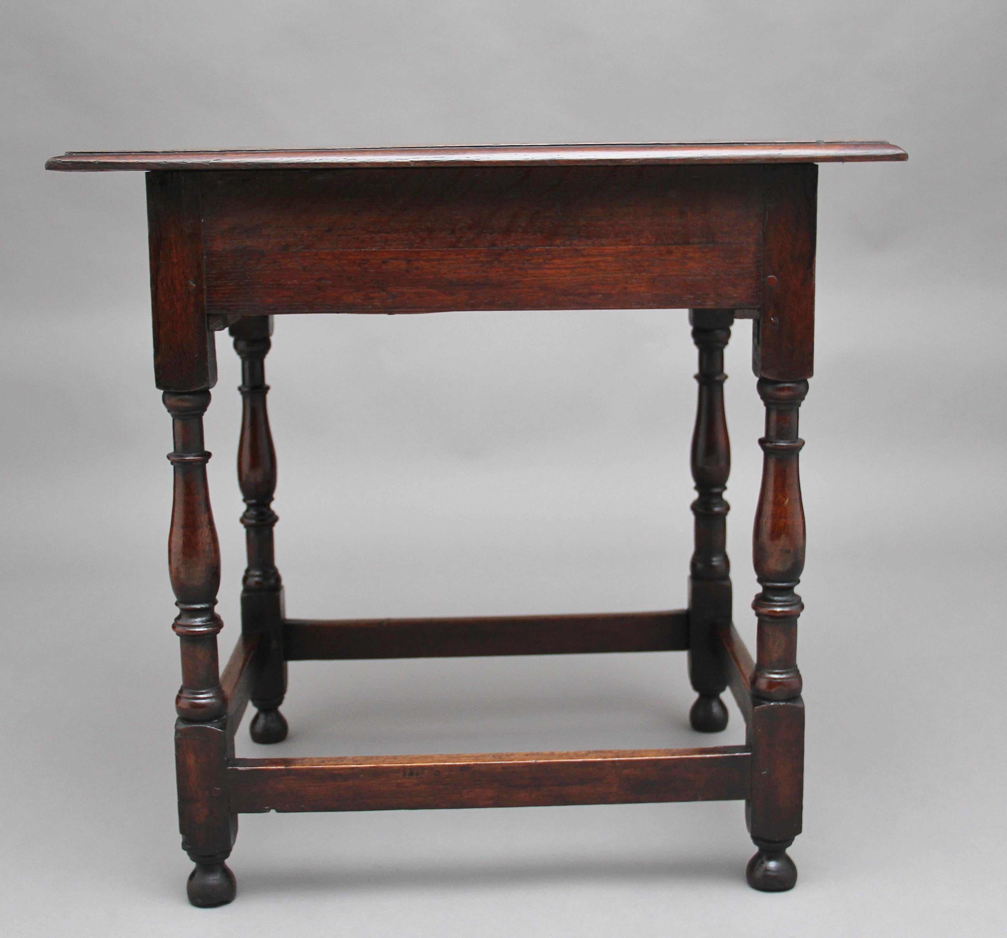 Early 18th Century oak side table In Good Condition In Martlesham, GB