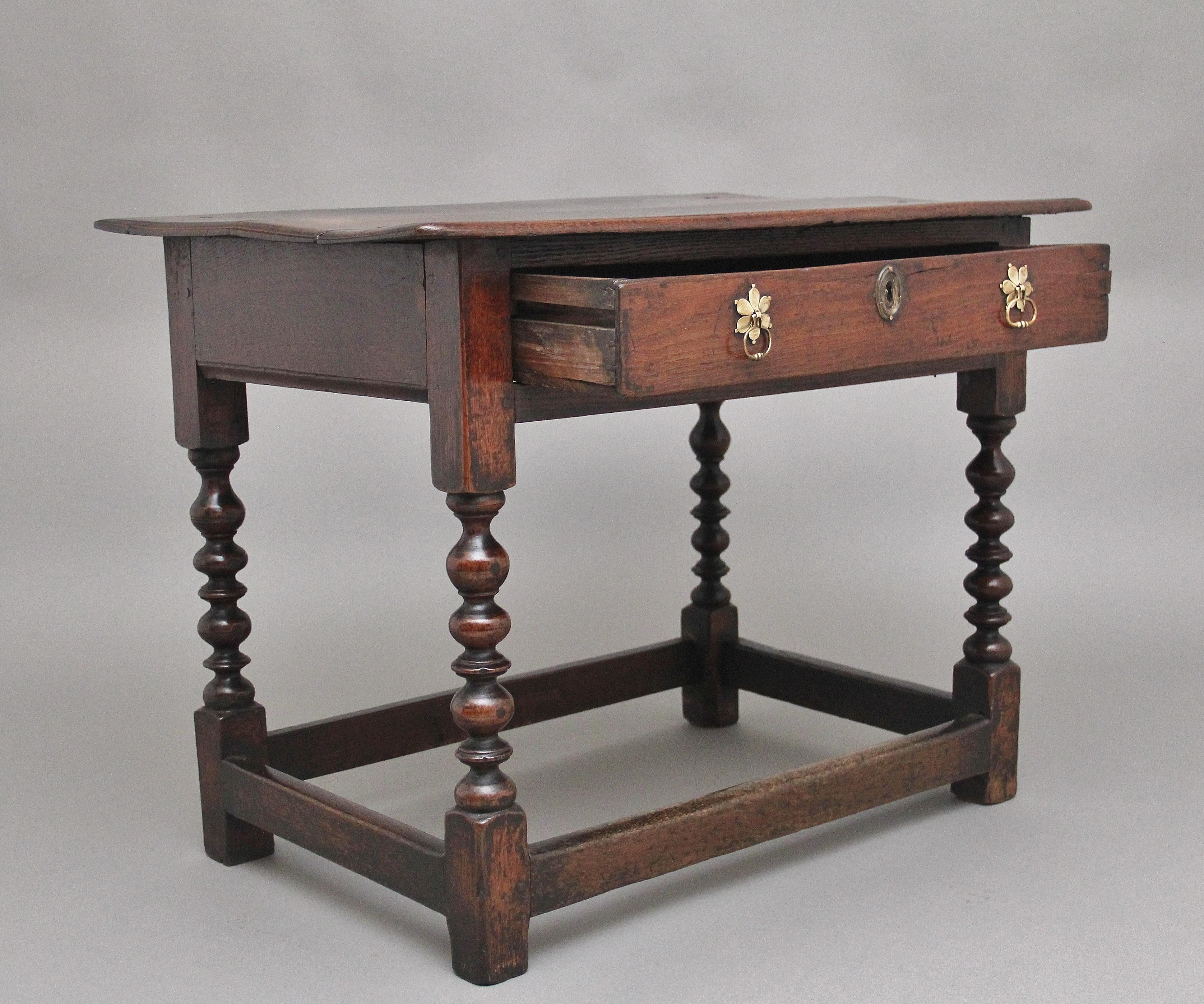 British Early 18th Century oak side table For Sale