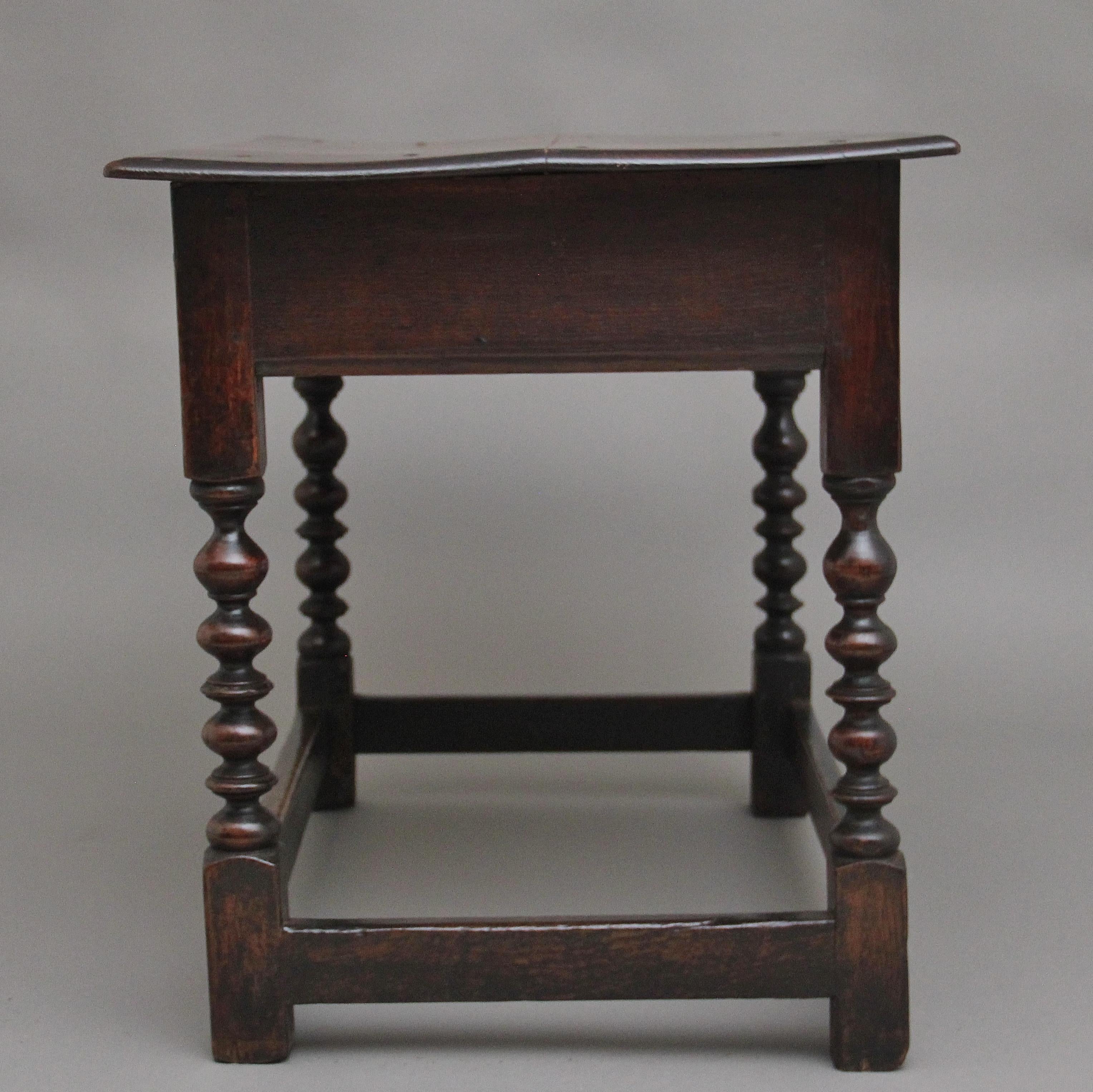 Early 18th Century oak side table In Good Condition For Sale In Martlesham, GB
