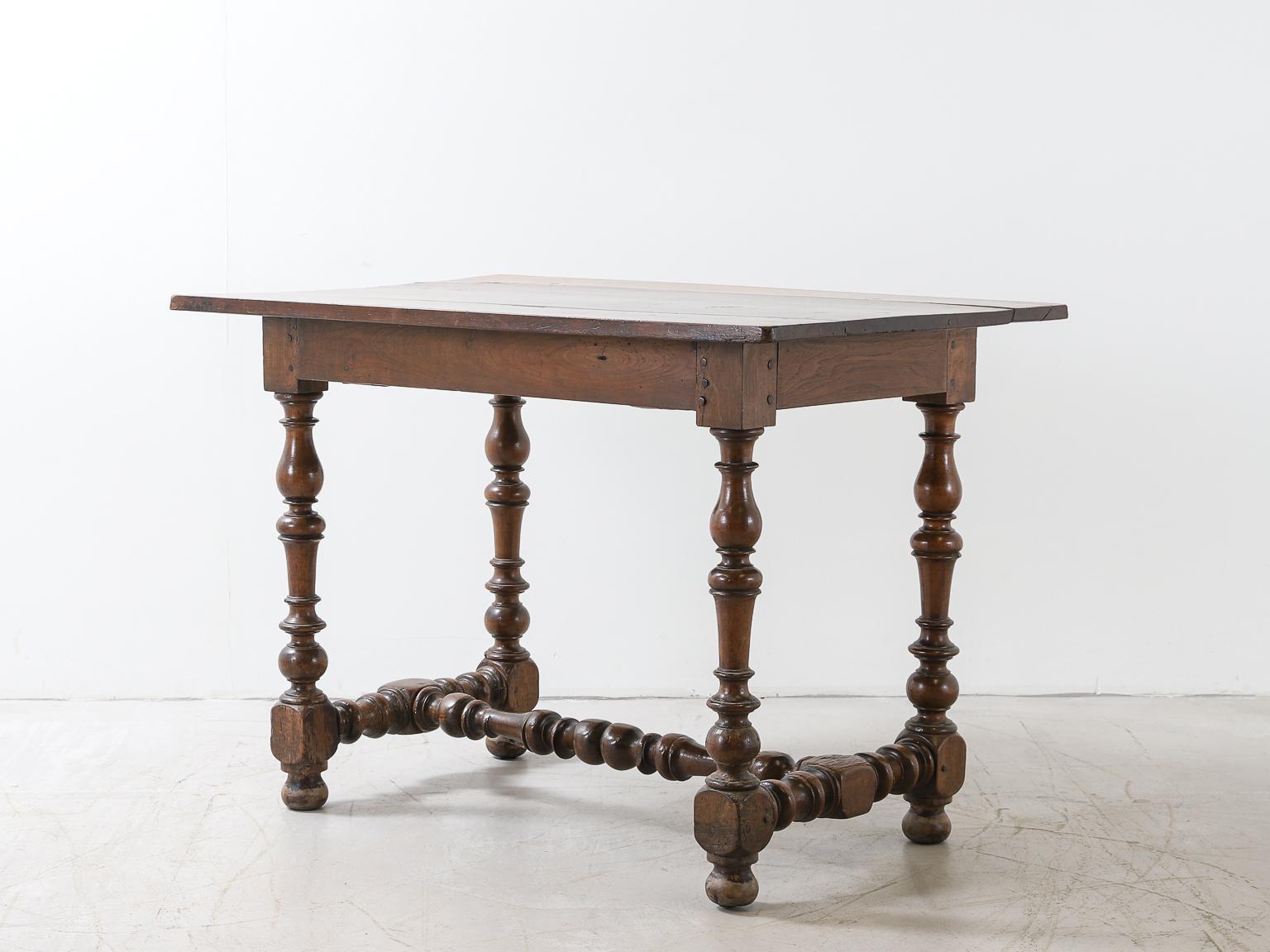 European Early 18th Century Oak Single Drawer Table with Turned Legs For Sale