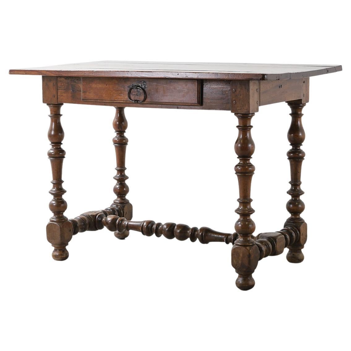 Table à un tiroir en chêne du début du XVIIIe siècle avec pieds tournés